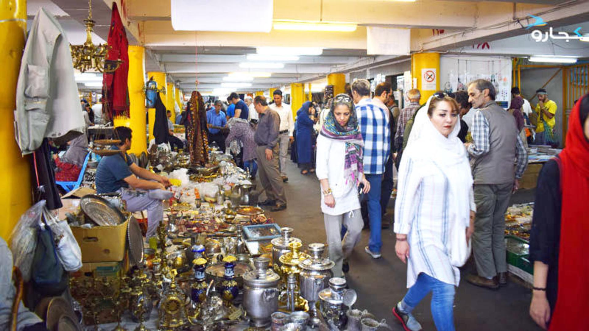 لوازم عتیقه در پارکینگ پروانه