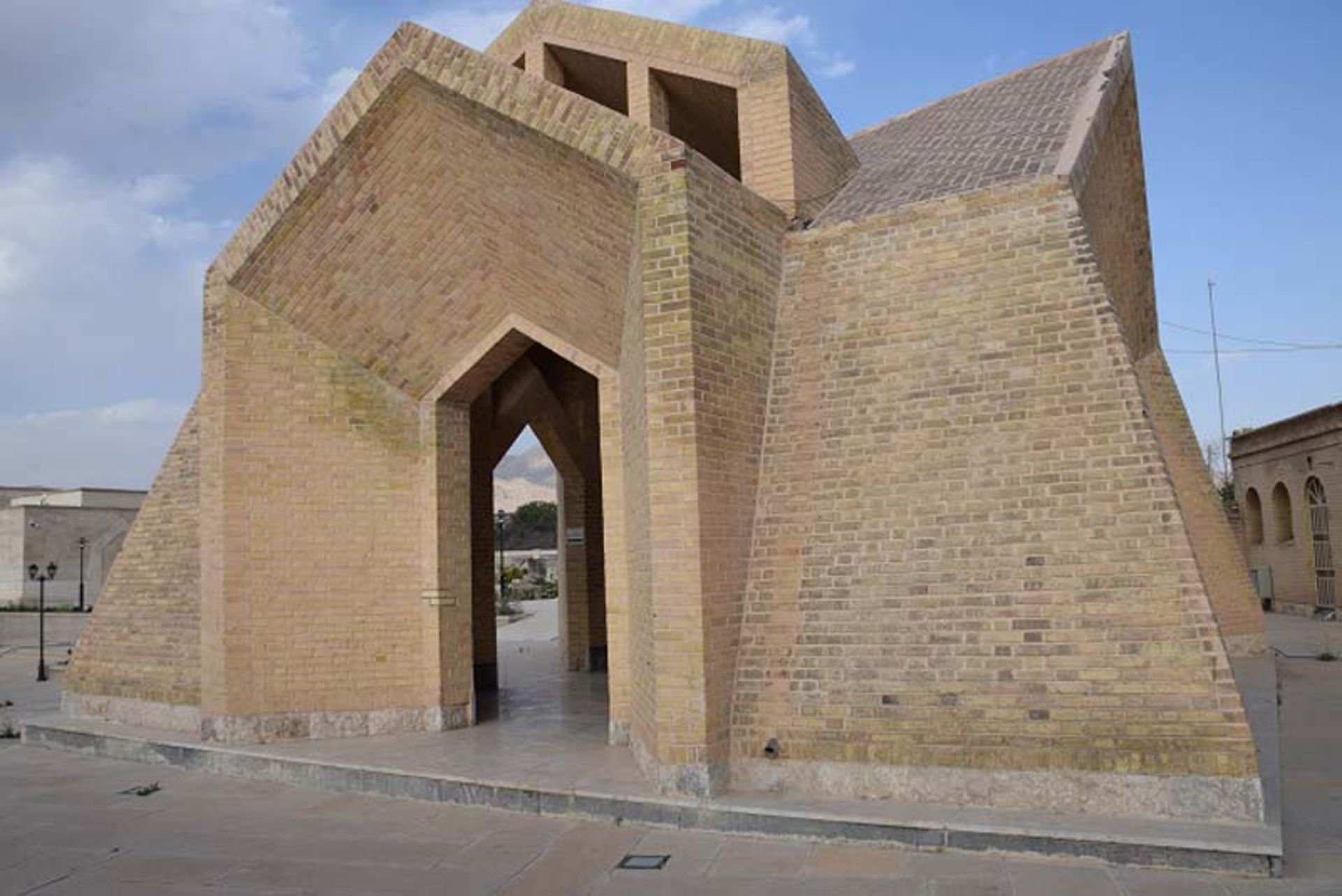 مقبره استاد خوشنویس میرزا احمد نی ریزی