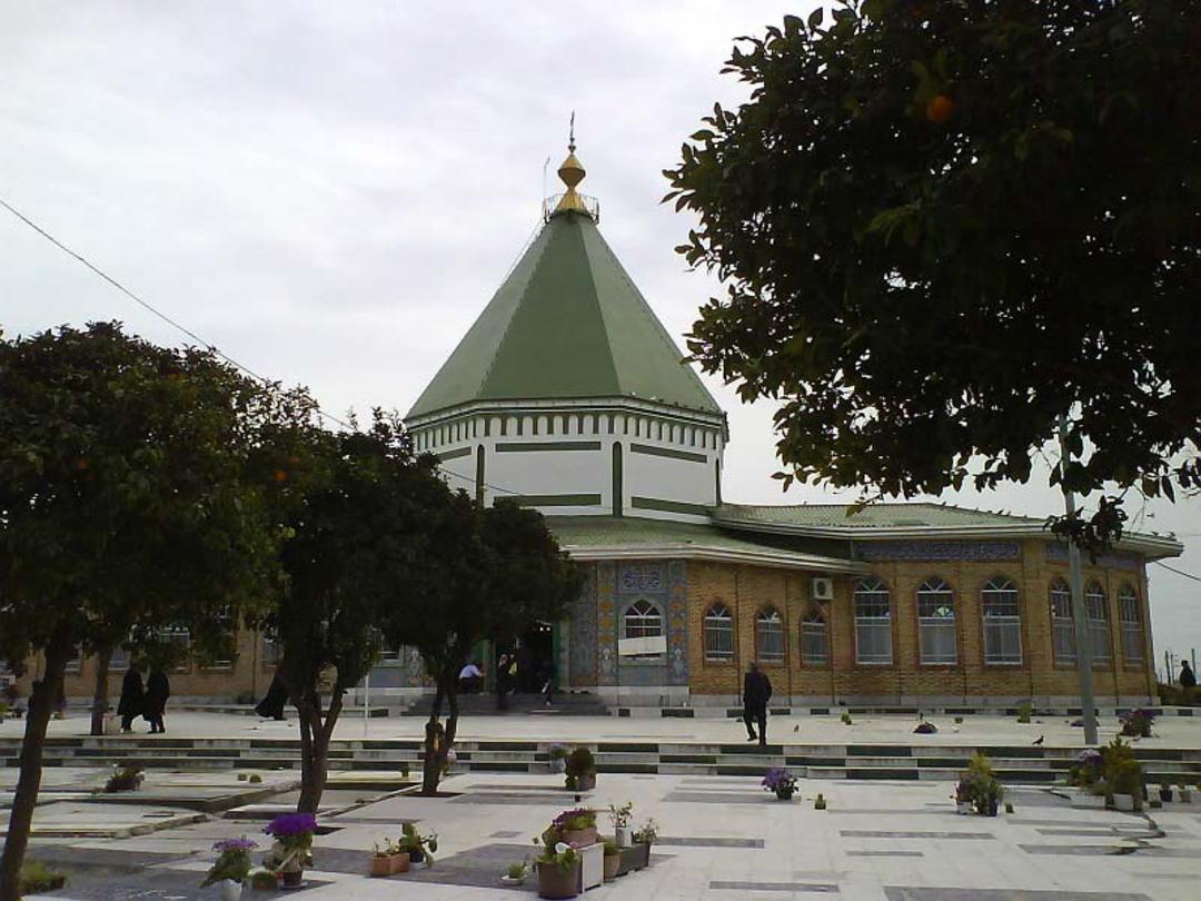 امامزاده ابراهیم بابلسر در کنار آرامستان