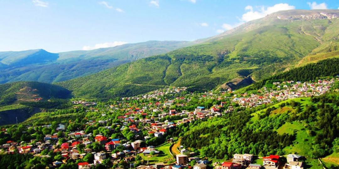 چشم انداز روستای جواهر ده در دل دشت سرسبز