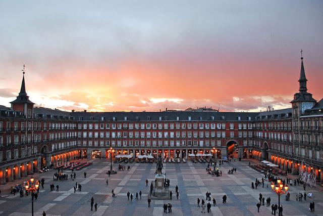 میدان پلازا میر (Plaza Mayor)