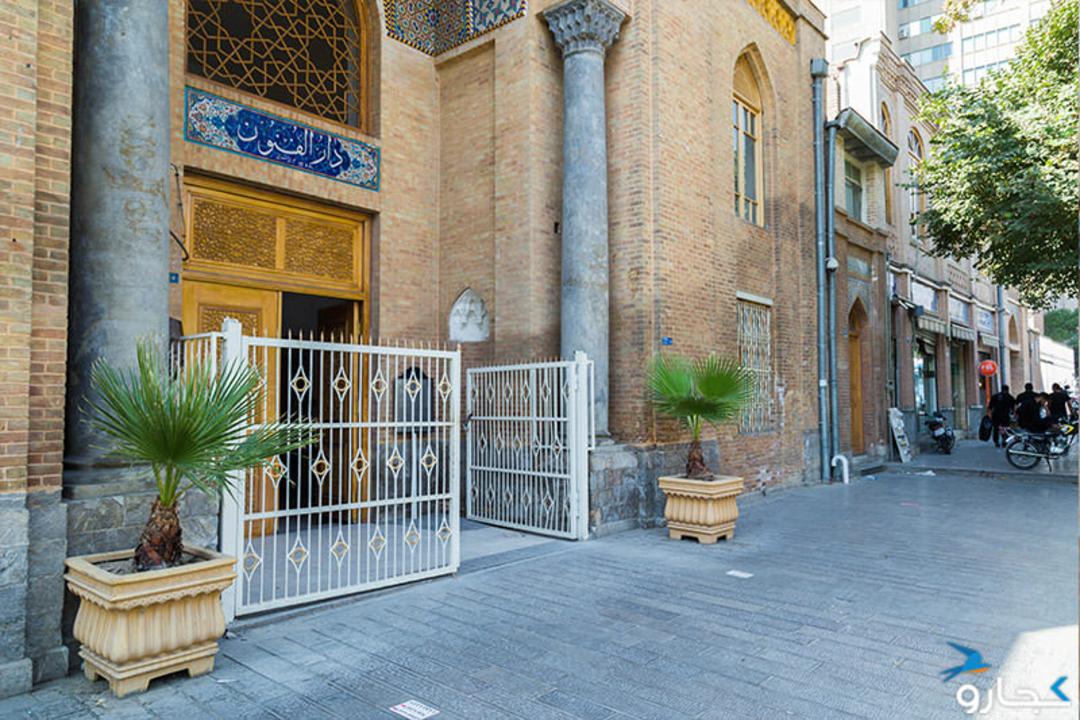 ورودی ساختمان مدرسه دارالفنون 