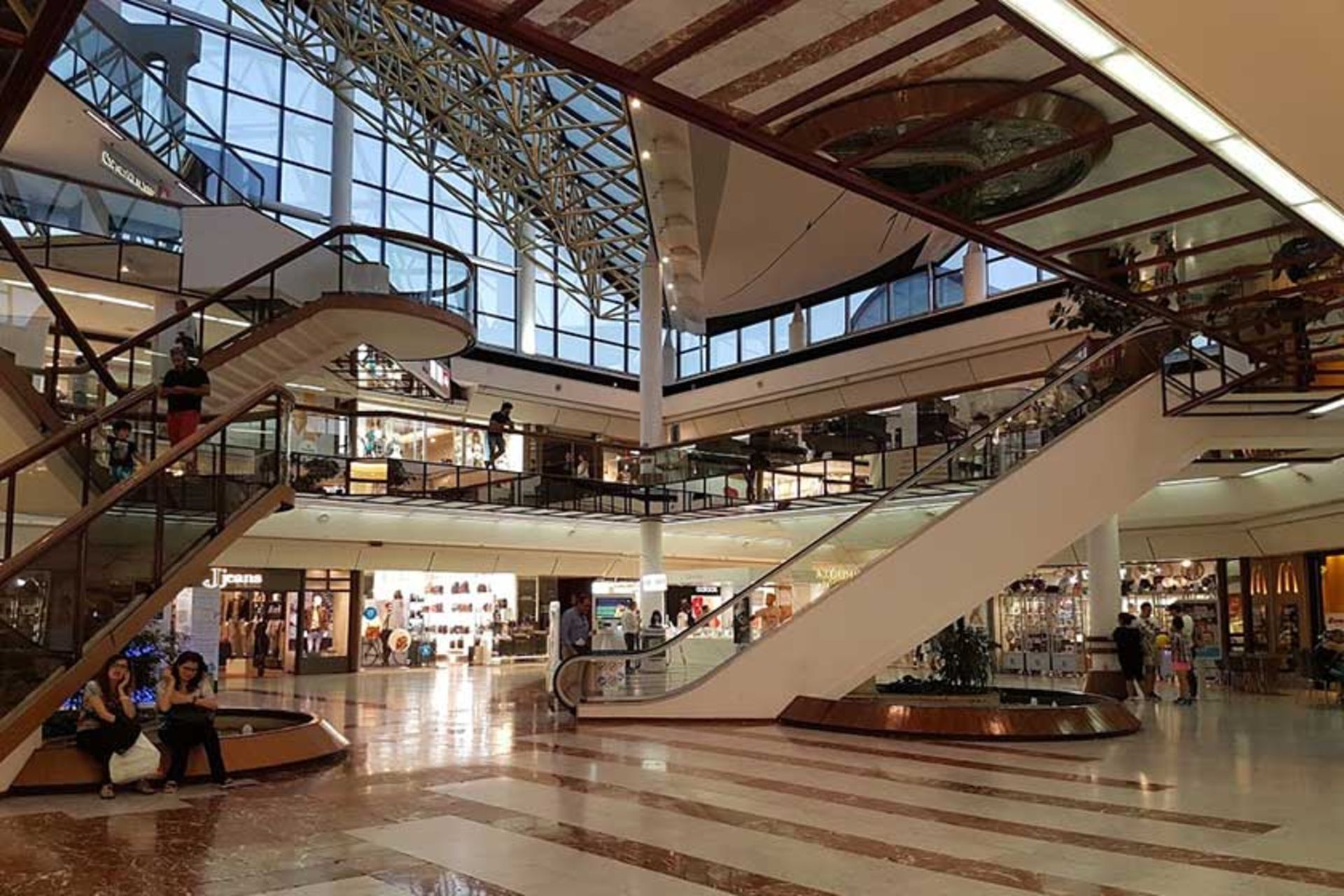 مرکز خرید Cinecittàdue