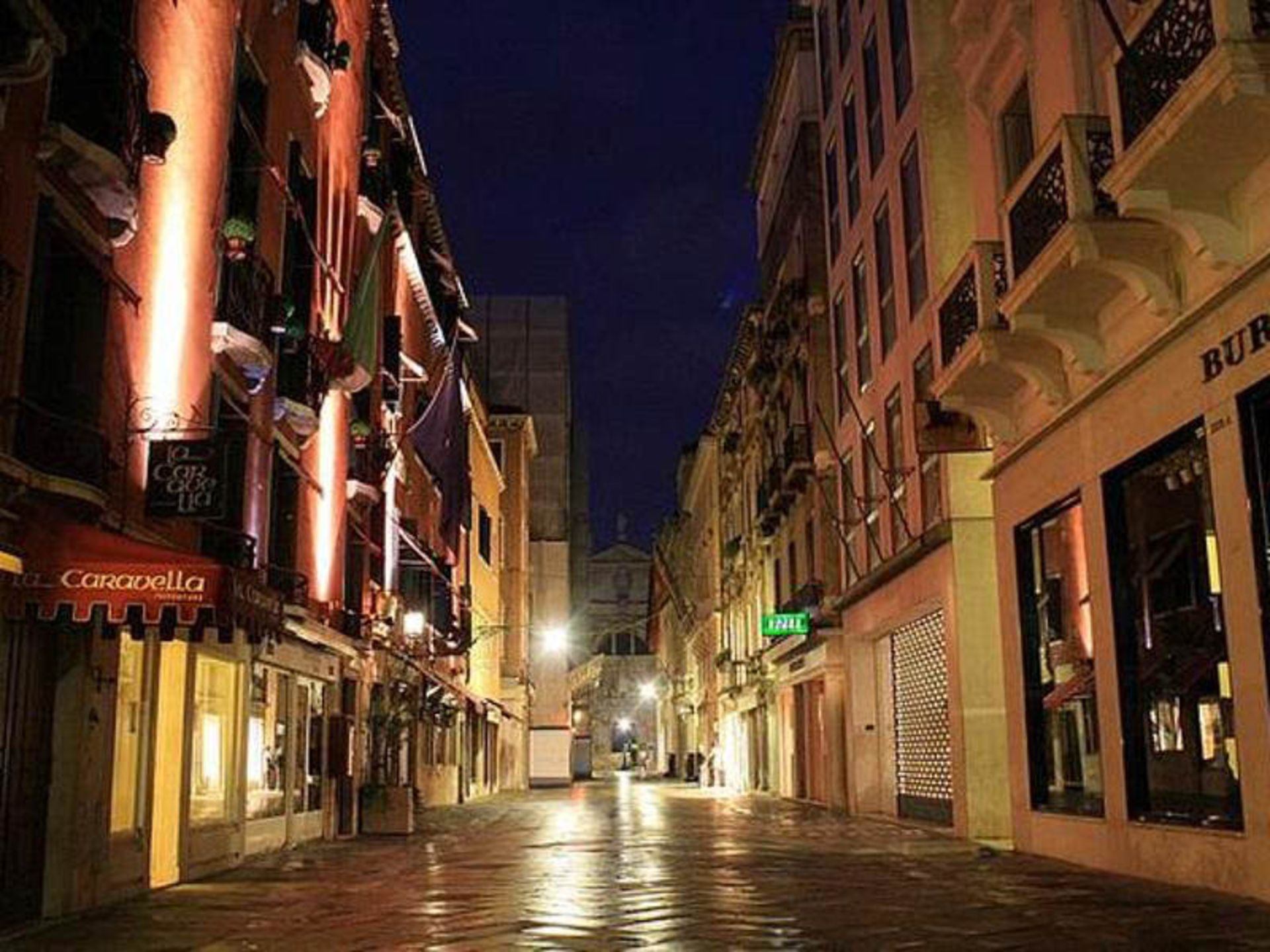 خیابان Calle Larga XXII Marzo