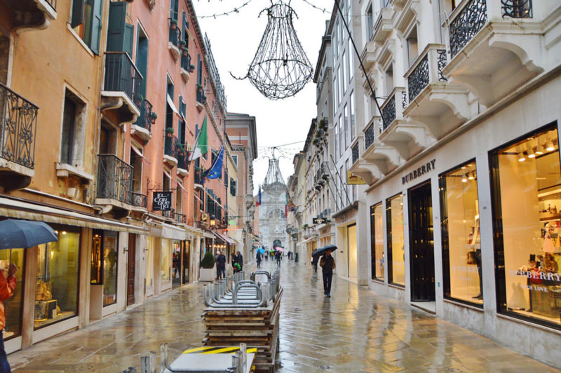 خیابان Calle Larga XXII Marzo