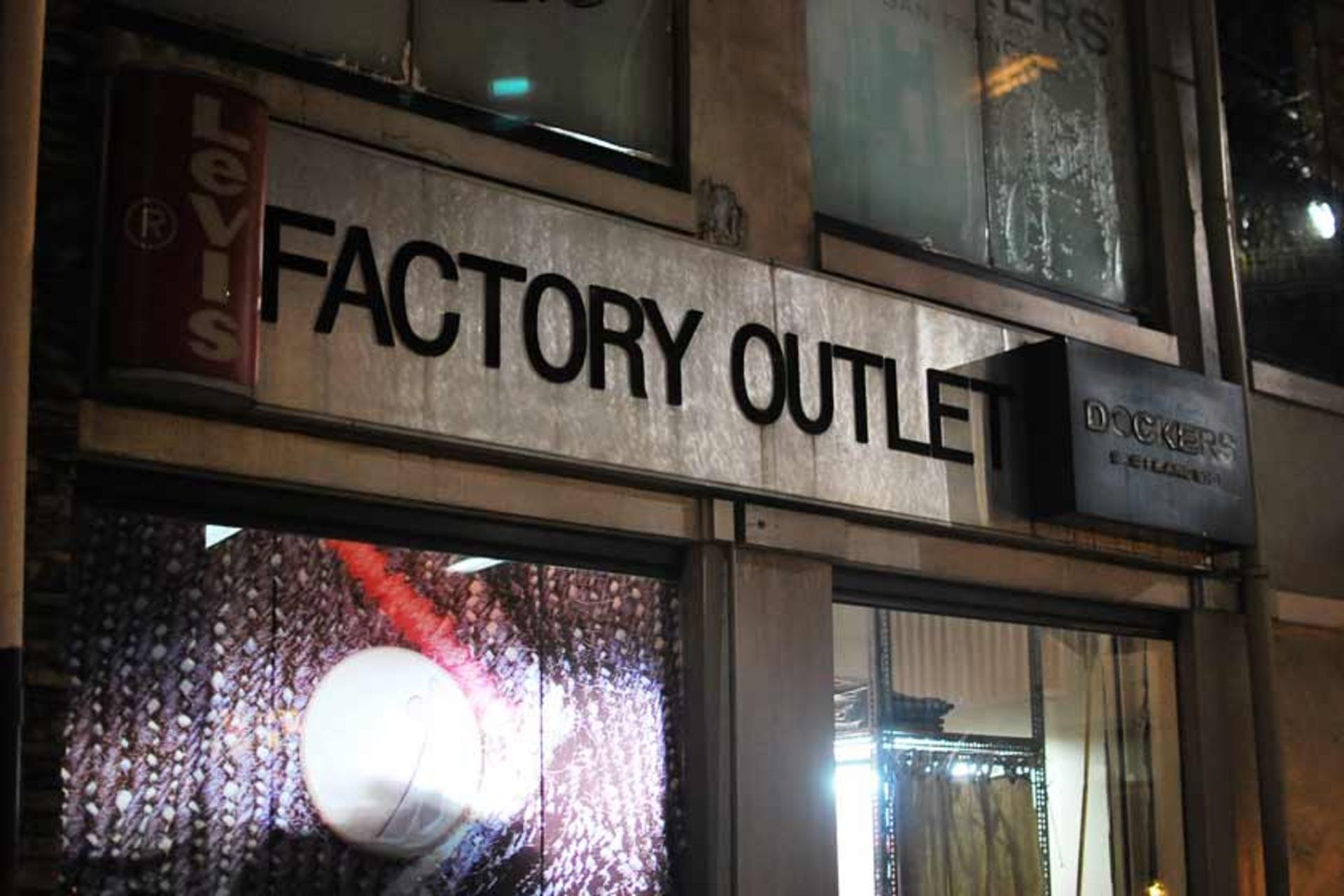 اوت لت کارخانه Levi’s