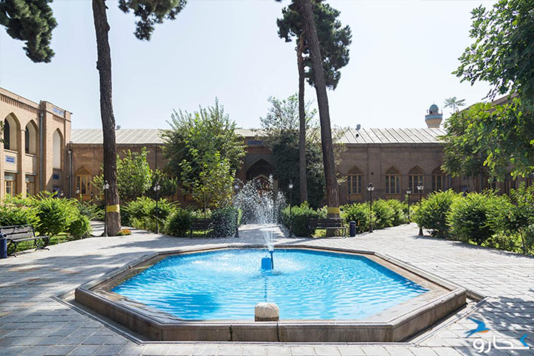 حیاط حوض دار مدرسه دارالفنون 