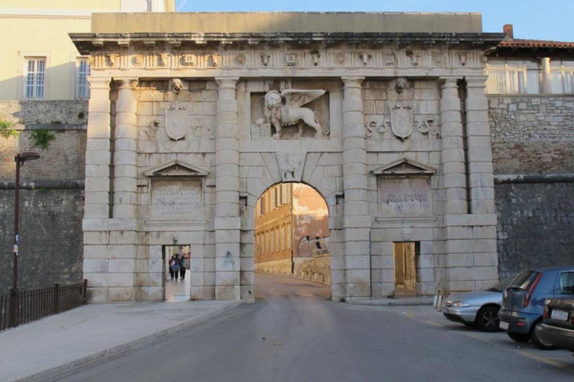 دروازه زادار