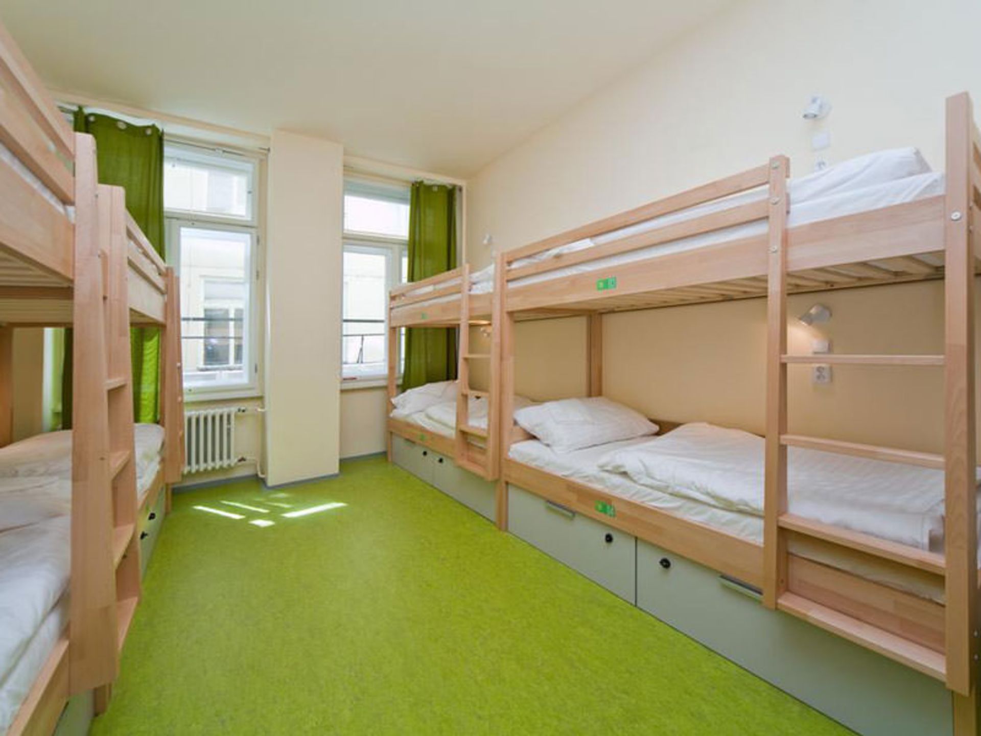 هاستل آناناس (Hostel Ananas)