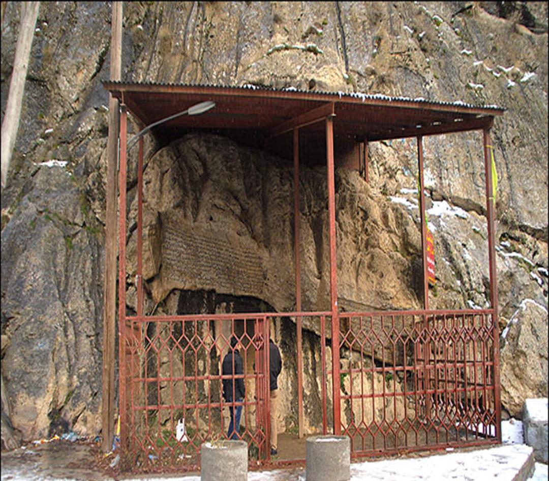 مرمت کتیبه پیرغار