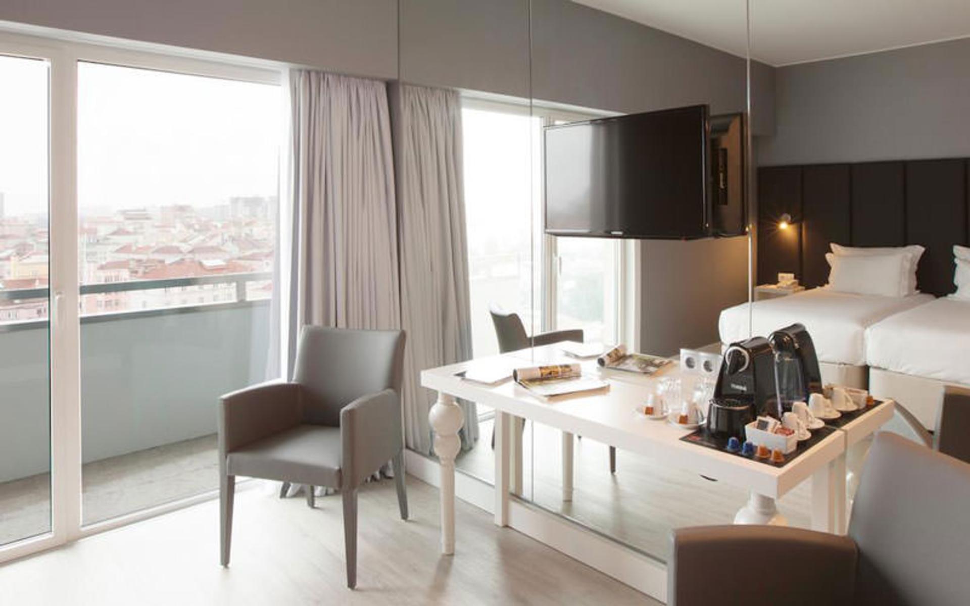 هتل لوتسیا اسمارت دیزاین (Lutecia Smart Design Hotel)