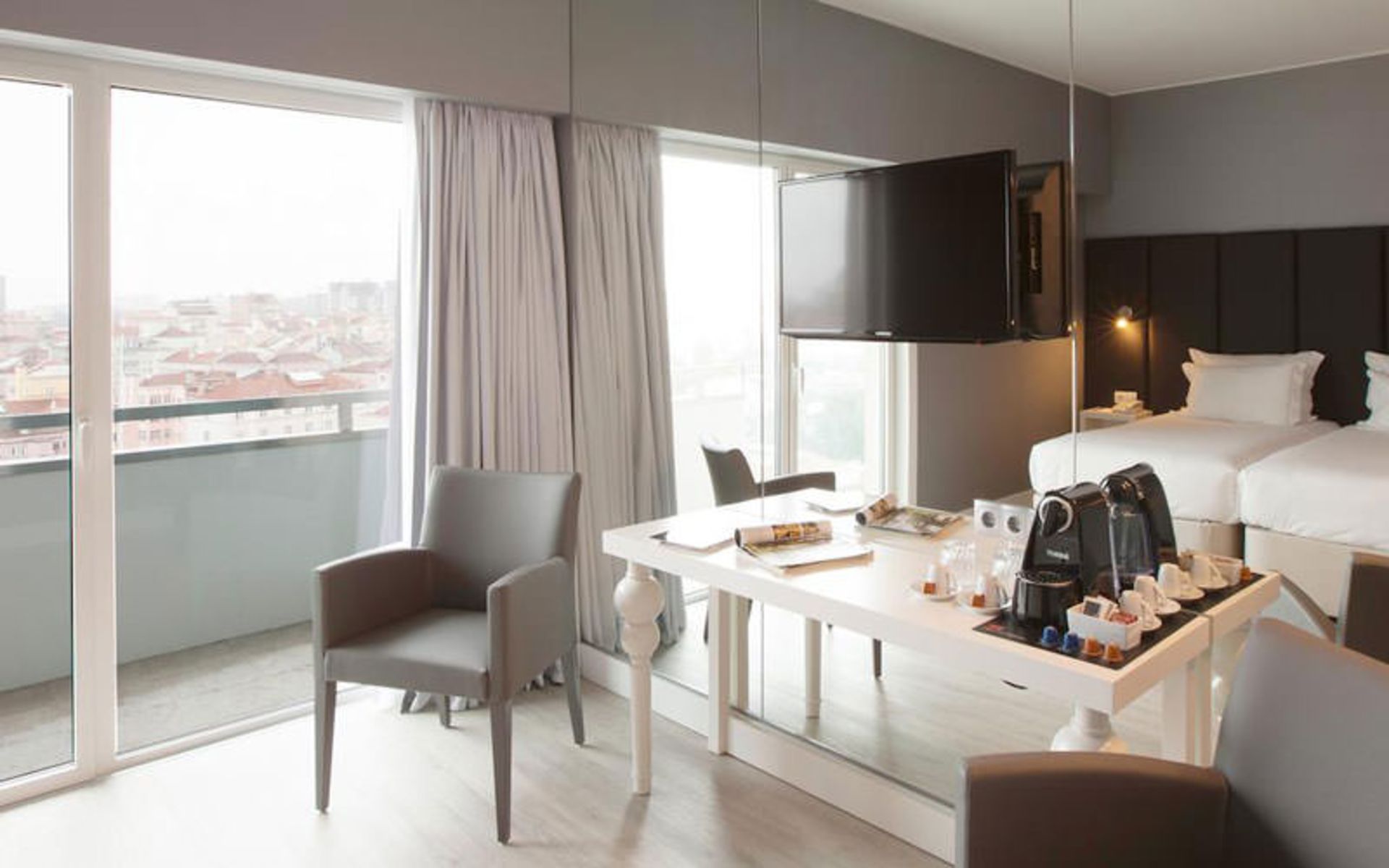 هتل لوتسیا اسمارت دیزاین (Lutecia Smart Design Hotel)