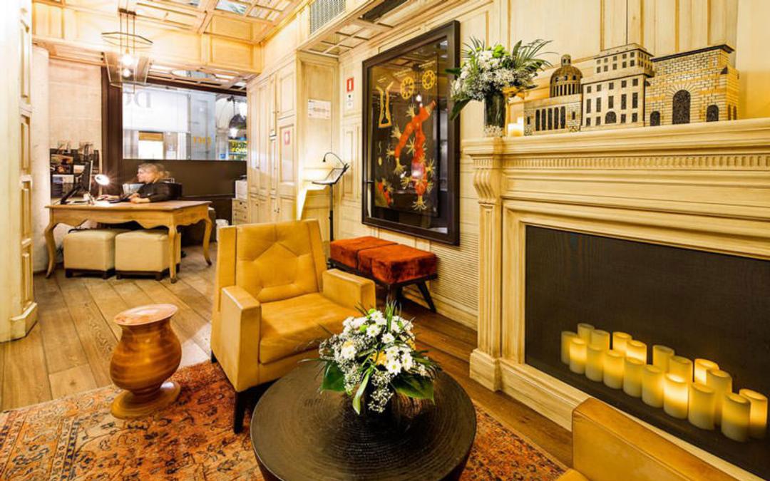 هتل دی ا پلاکا ریآل جی.ال (Hotel DO Plaça Reial G.L)