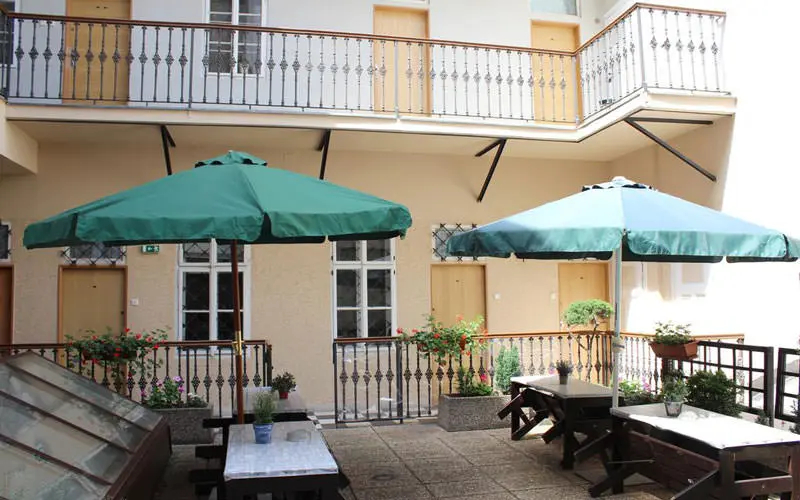 هتل آپارتمان آلیس (Alice Apartment House)