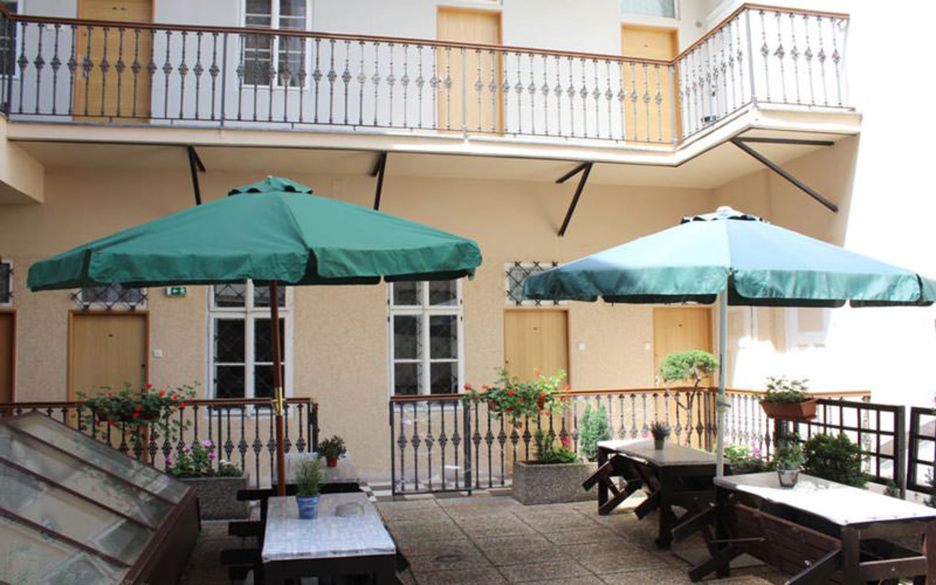 هتل آپارتمان آلیس (Alice Apartment House)