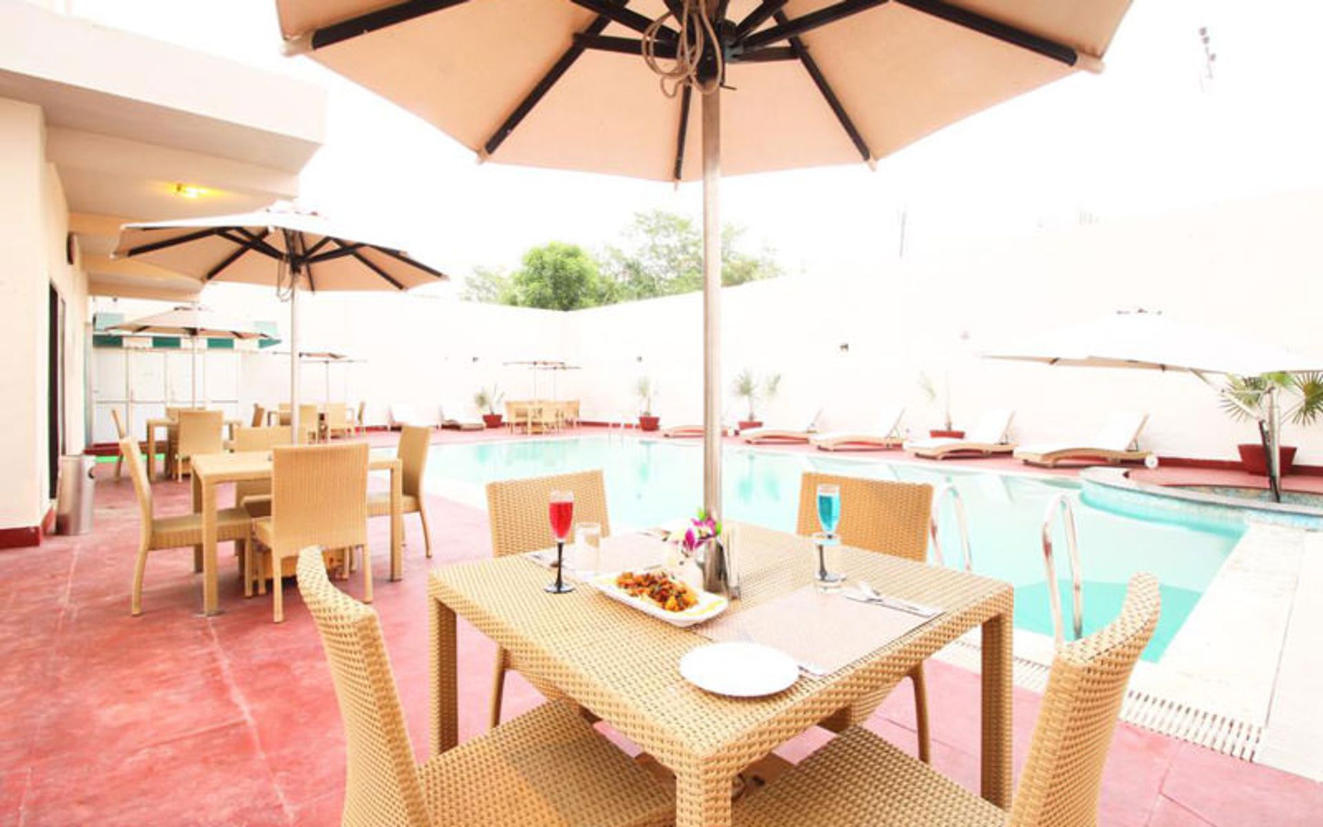 هتل د رتریت (The Retreat)