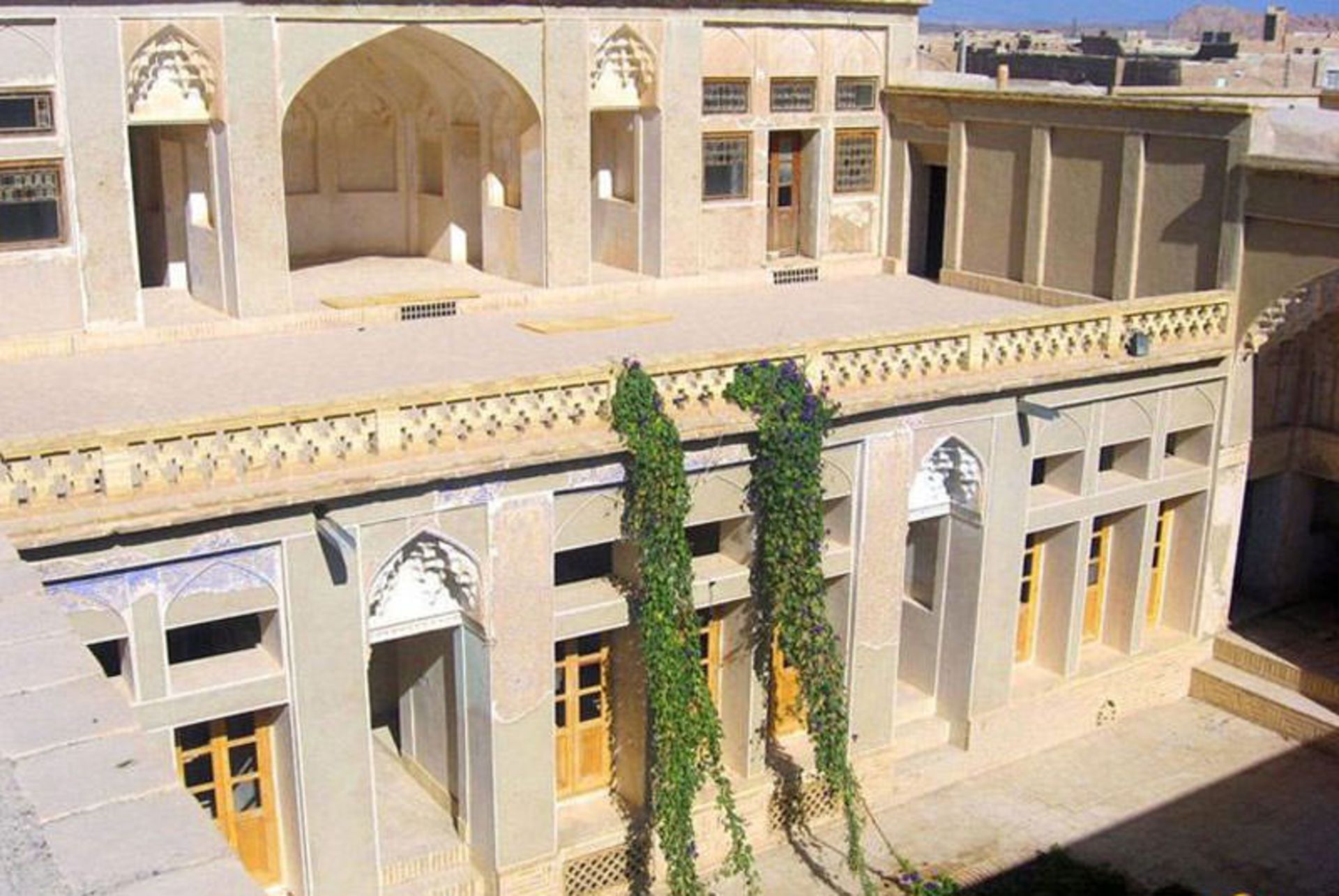 خانه پیرنیا