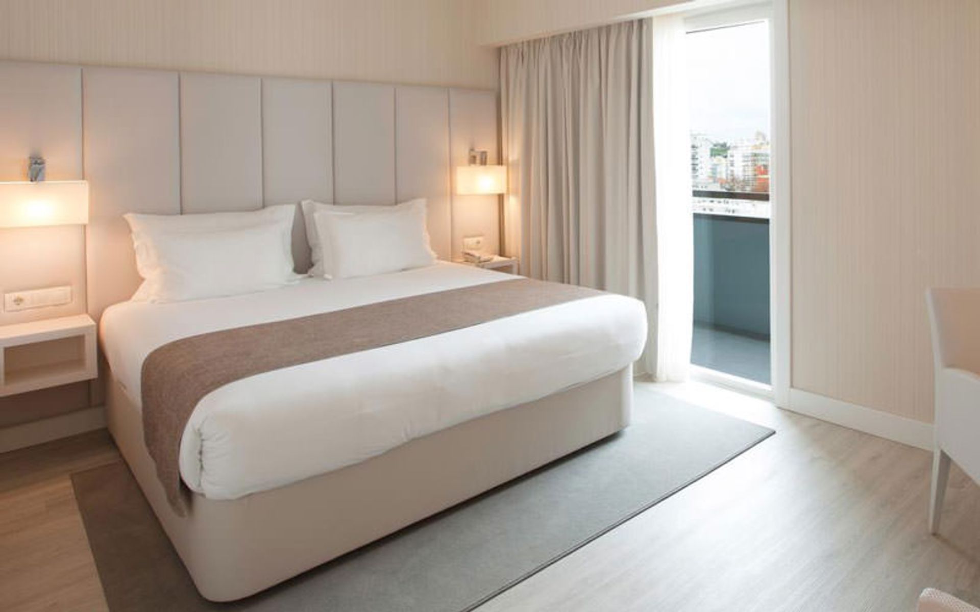 هتل لوتسیا اسمارت دیزاین (Lutecia Smart Design Hotel)