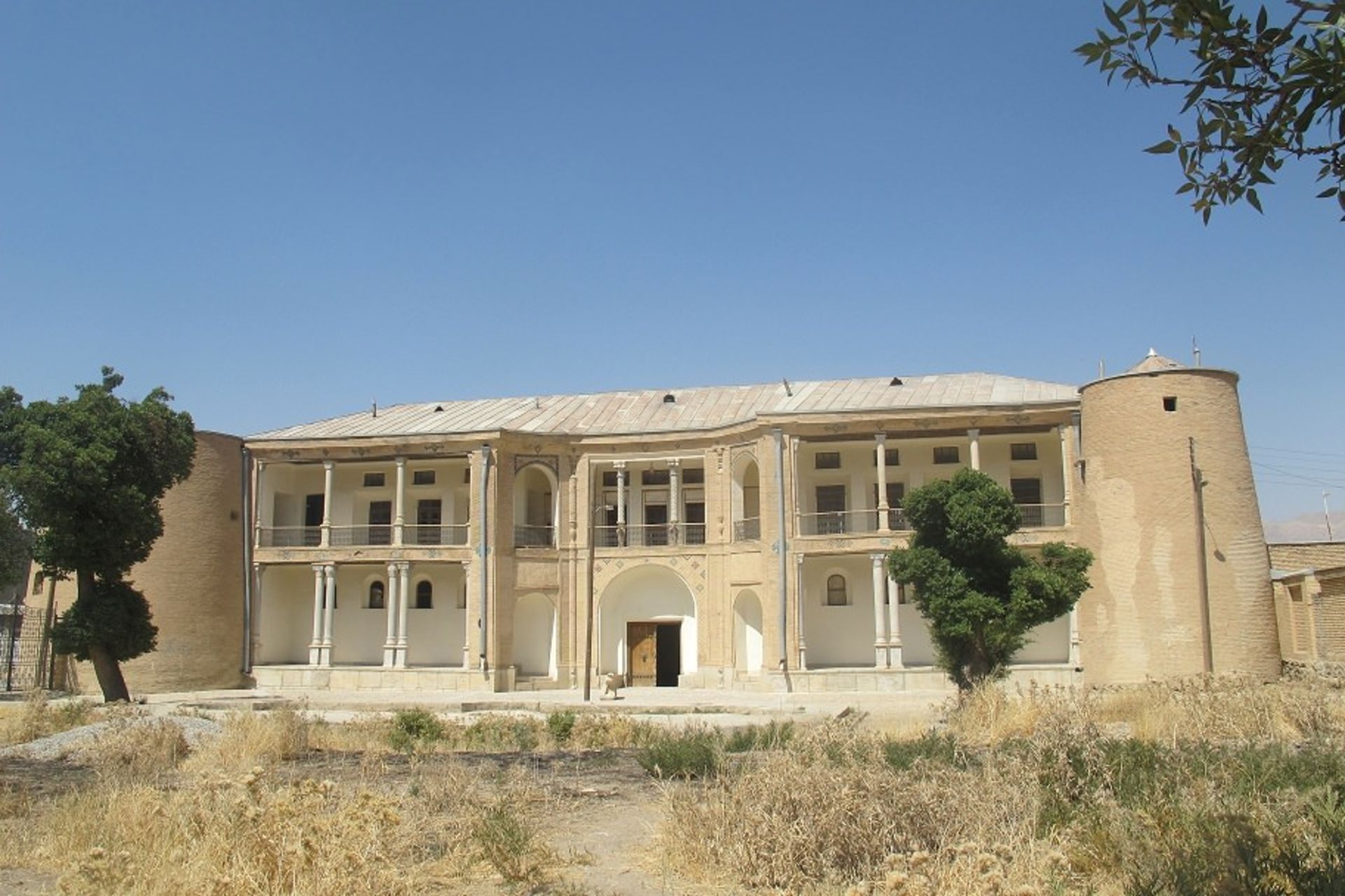 نمای تمام رخ قلعه دزک