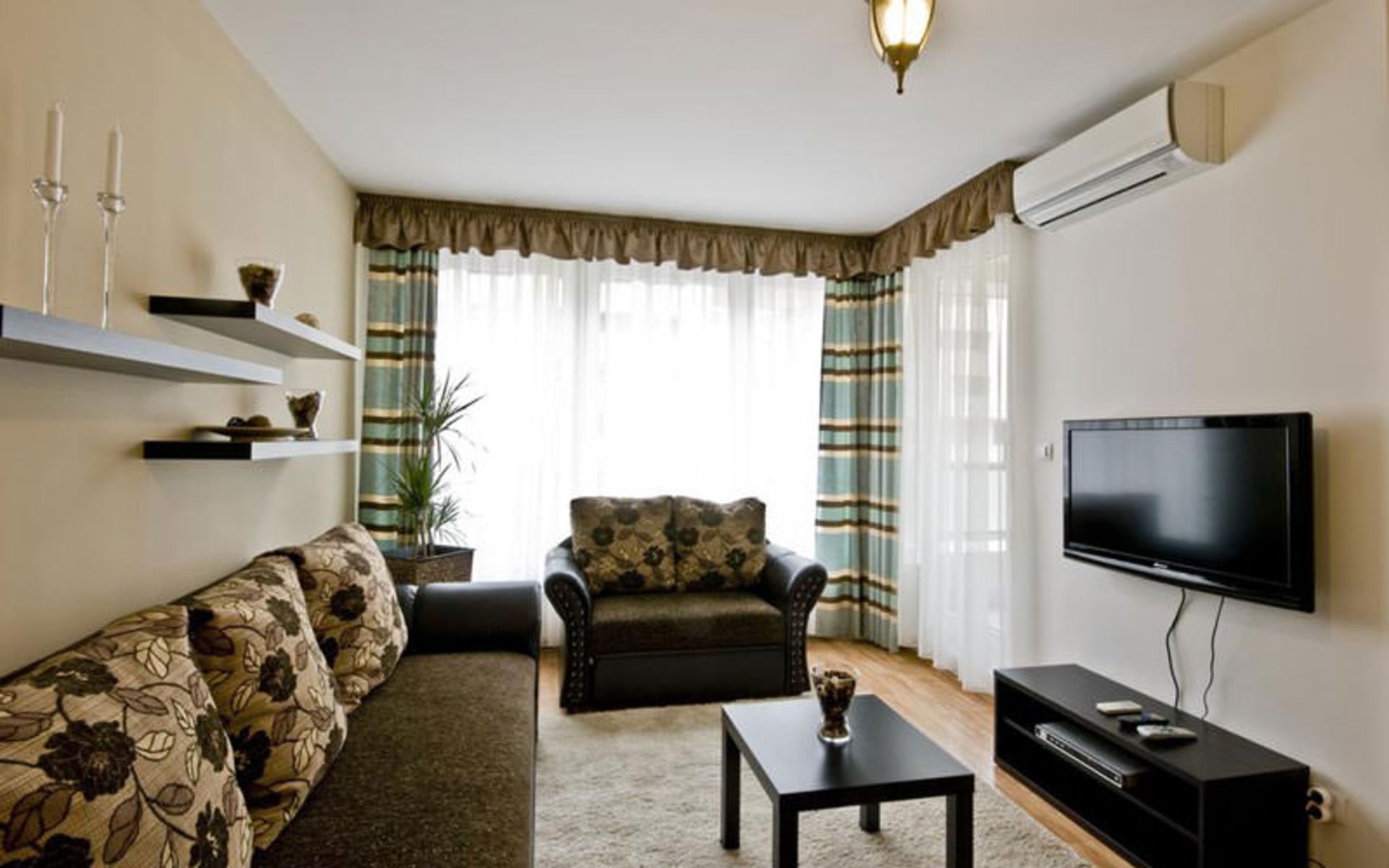 هتل کوروین لوکس اپارت (Corvin Lux Aparthotel)