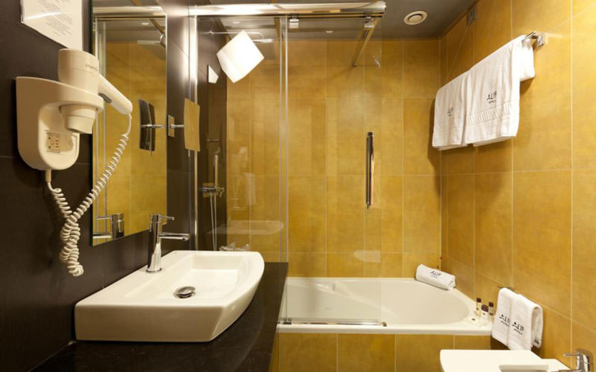 هتل الیف اونیداز (Hotel Alif Avenidas)