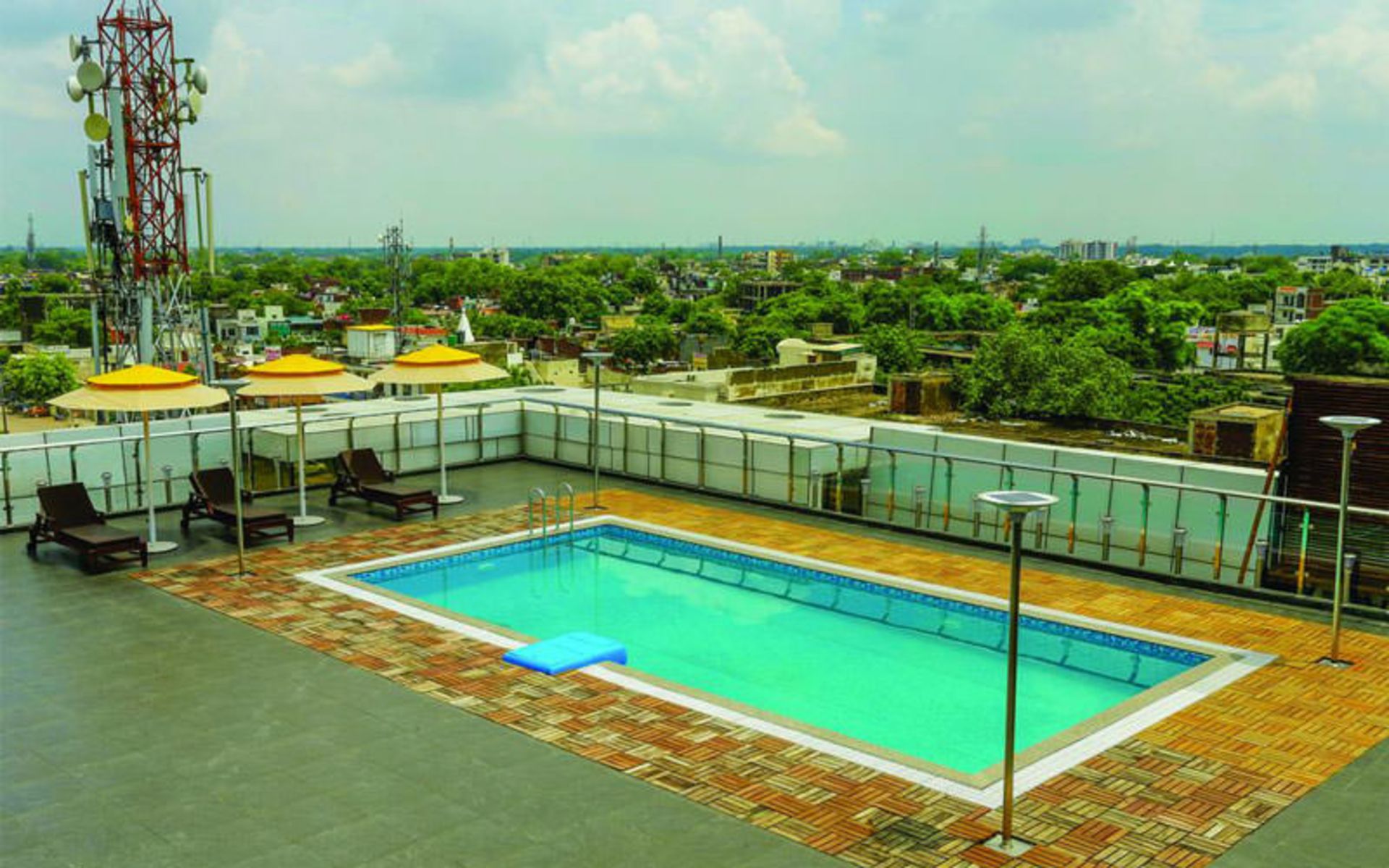هتل جی (G Hotel)