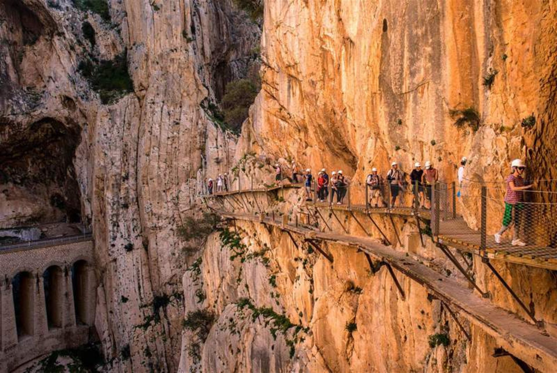 پیاده روی در لبه صخره ها