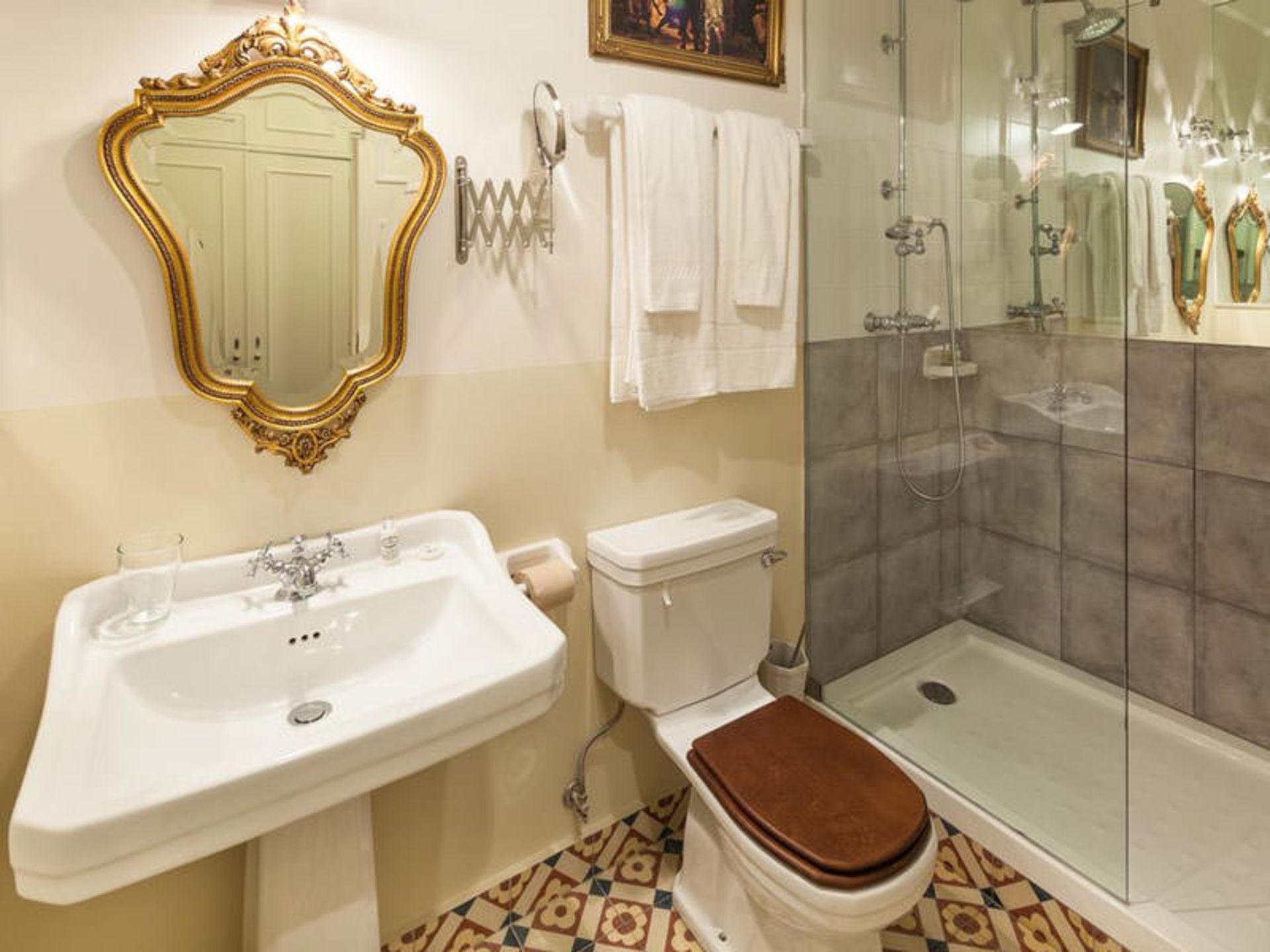 هتل ایندیپندنت سوئیتز اند تراس (The Independente Suites & Terrace)