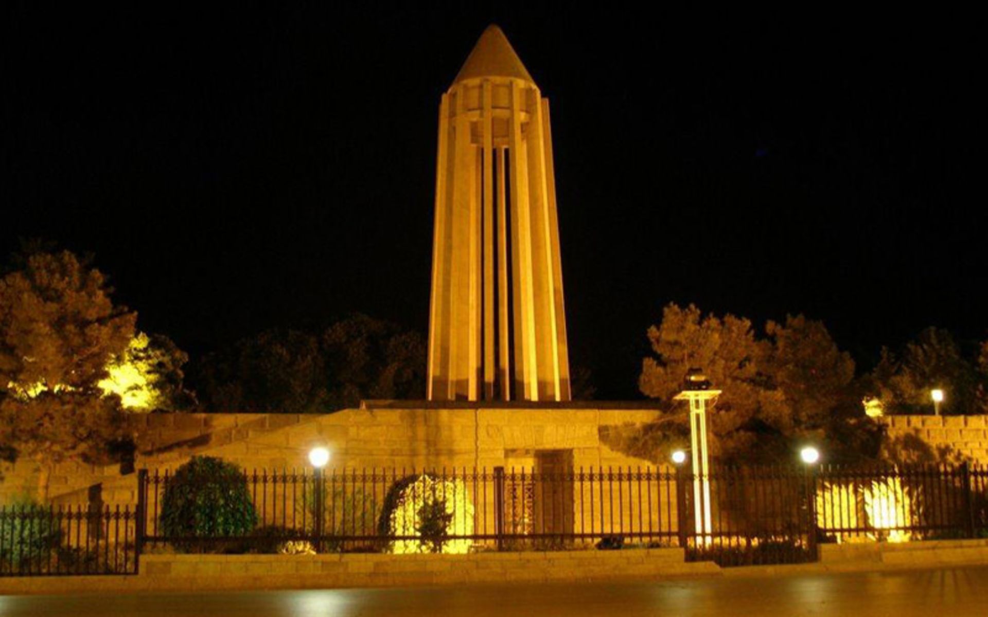 آرامگاه بوعلی