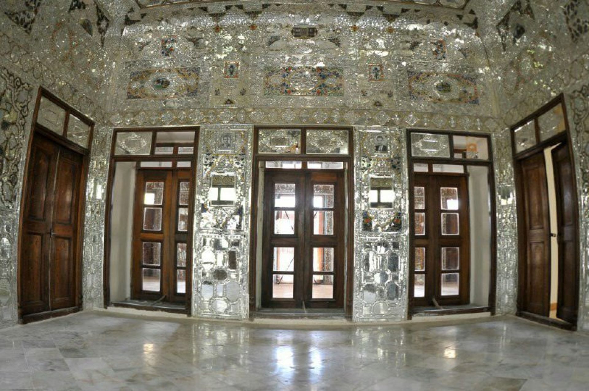 تصویر اتاق آیینه