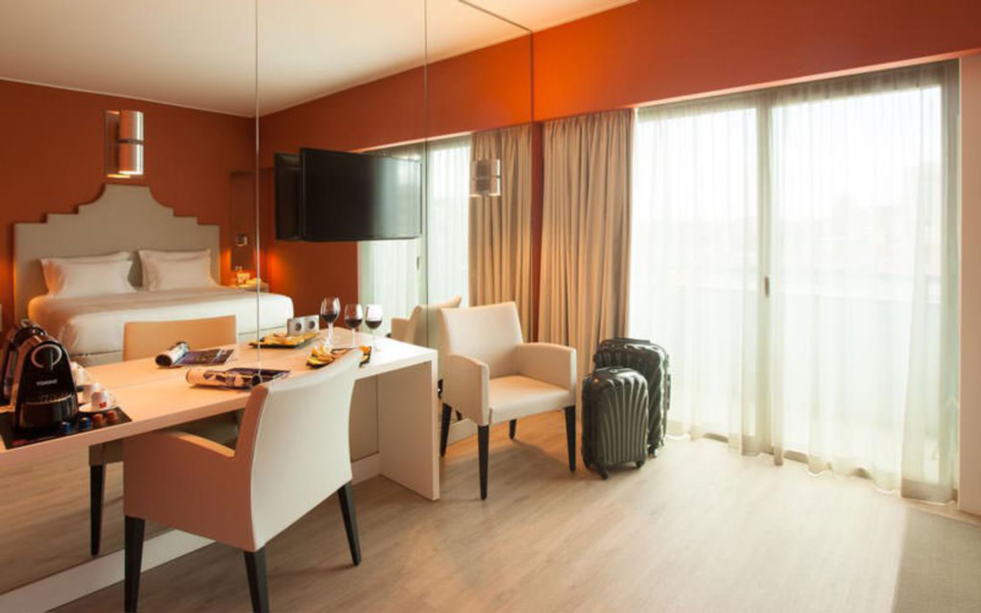 هتل لوتسیا اسمارت دیزاین (Lutecia Smart Design Hotel)