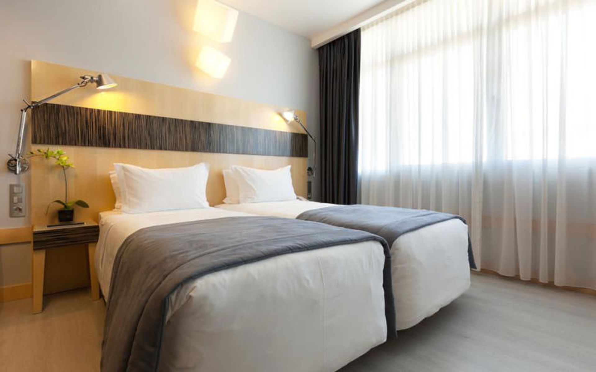 هتل الیف اونیداز (Hotel Alif Avenidas)