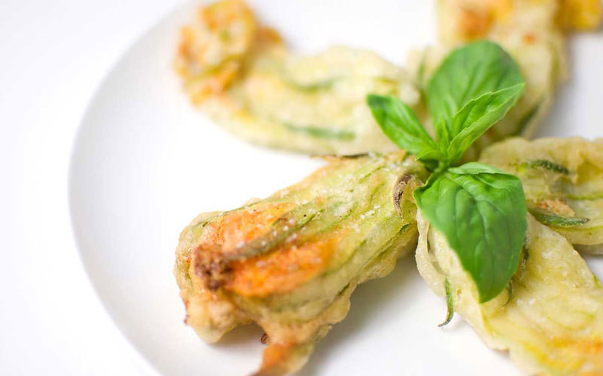 کولوکیتانتوی یا گل کدوی شکم پر (Kolokythoanthoi or stuffed Zucchini Flowers)