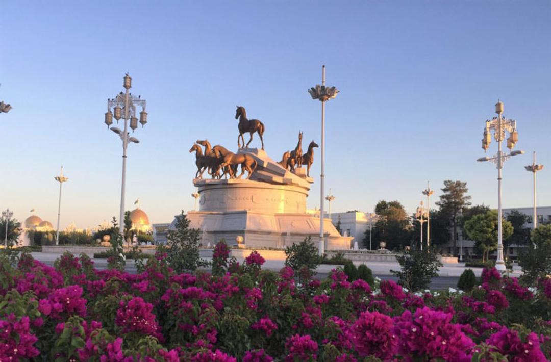 بهترین زمان سفر به عشق آباد؛ شهر سفید بیابان قره قوم در ترکمنستان