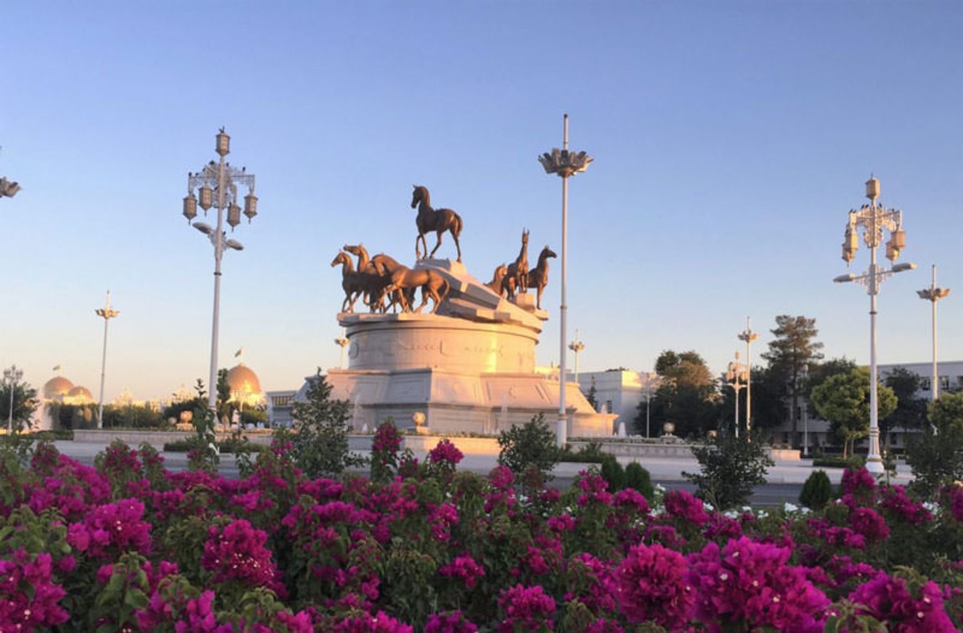 بهترین زمان سفر به عشق آباد؛ شهر سفید بیابان قره قوم در ترکمنستان