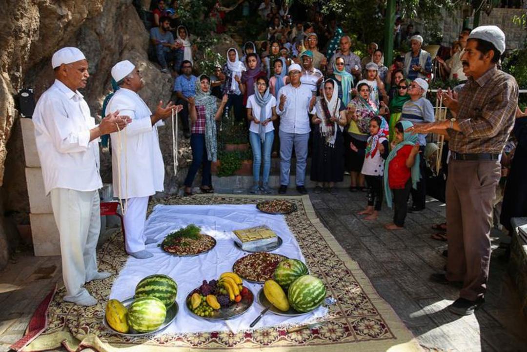 گردهمایی زرتشتیان در زیارتگاه پیرسبز