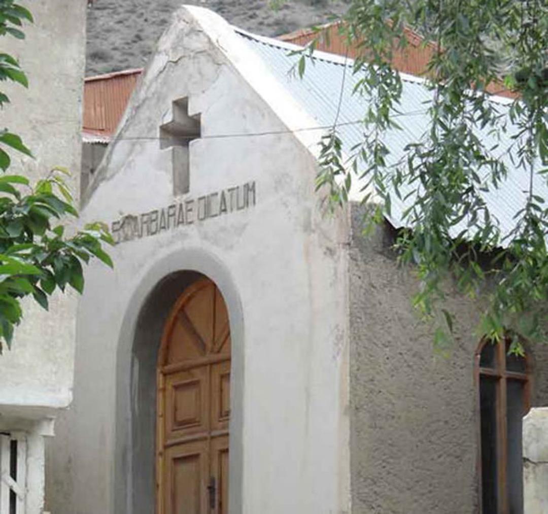 در چوبی ورودی کلیسای سرخ آباد