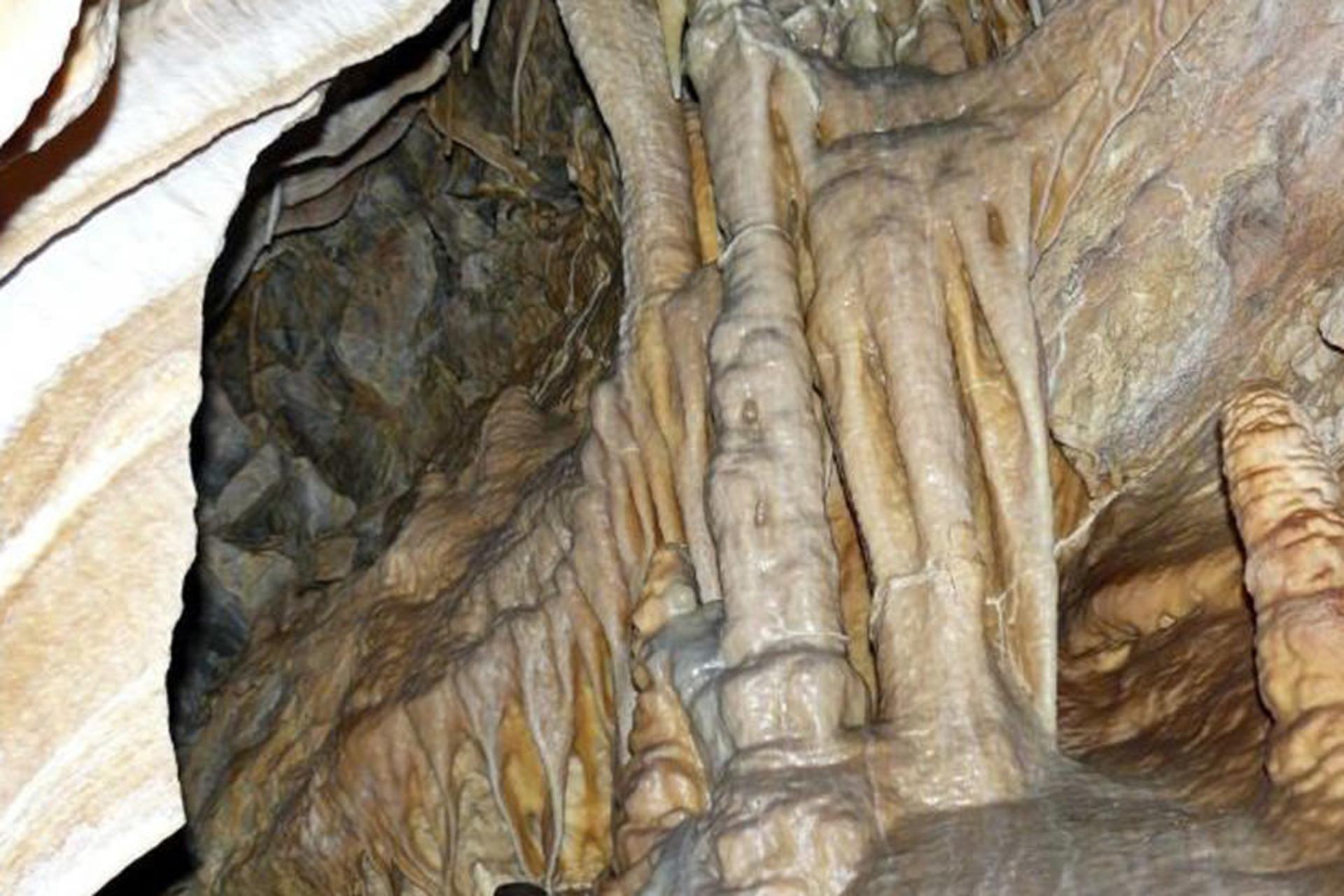 غار زنگیان