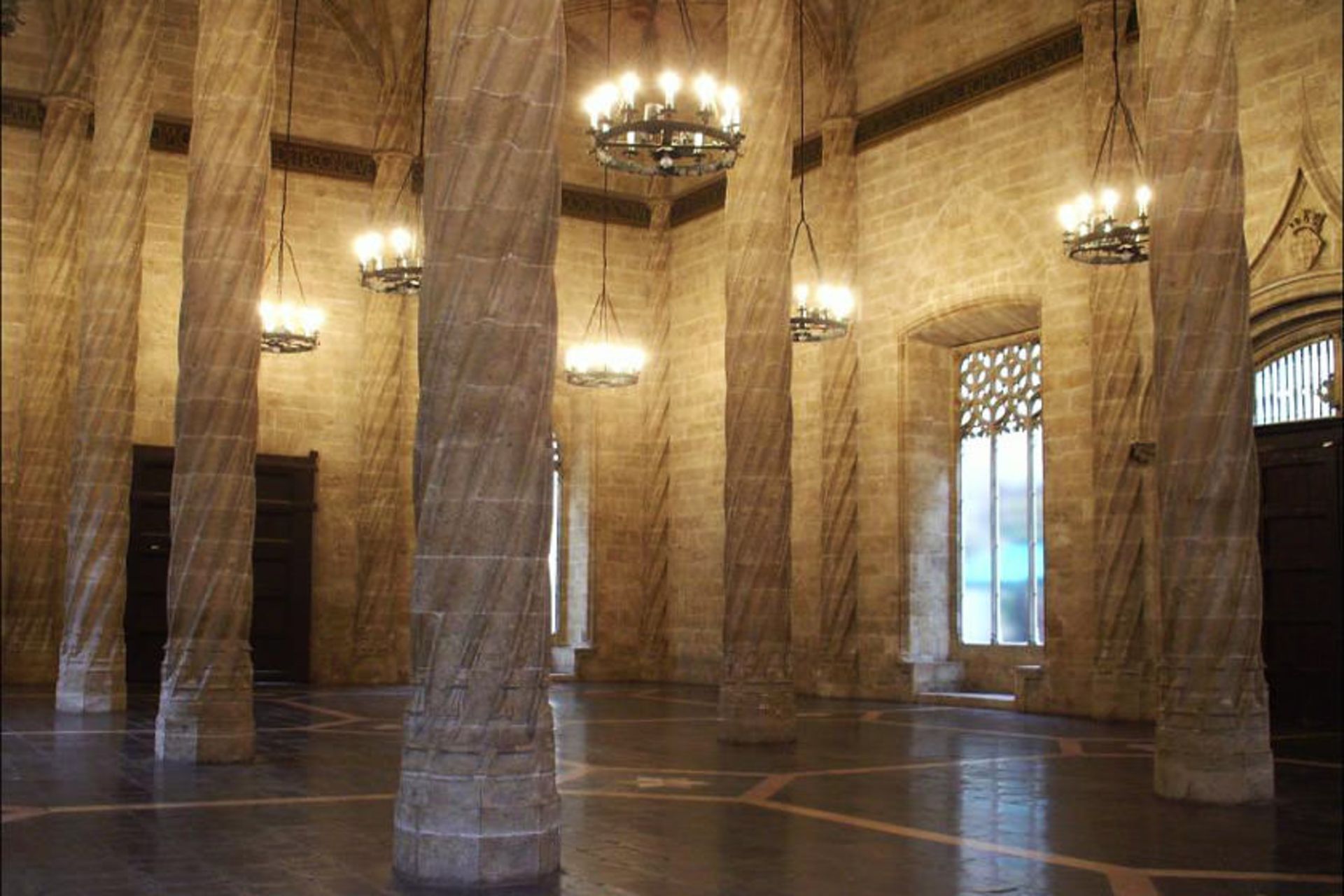 ساختمان لا لونخا د لا سدا (Llotja de la Seda)