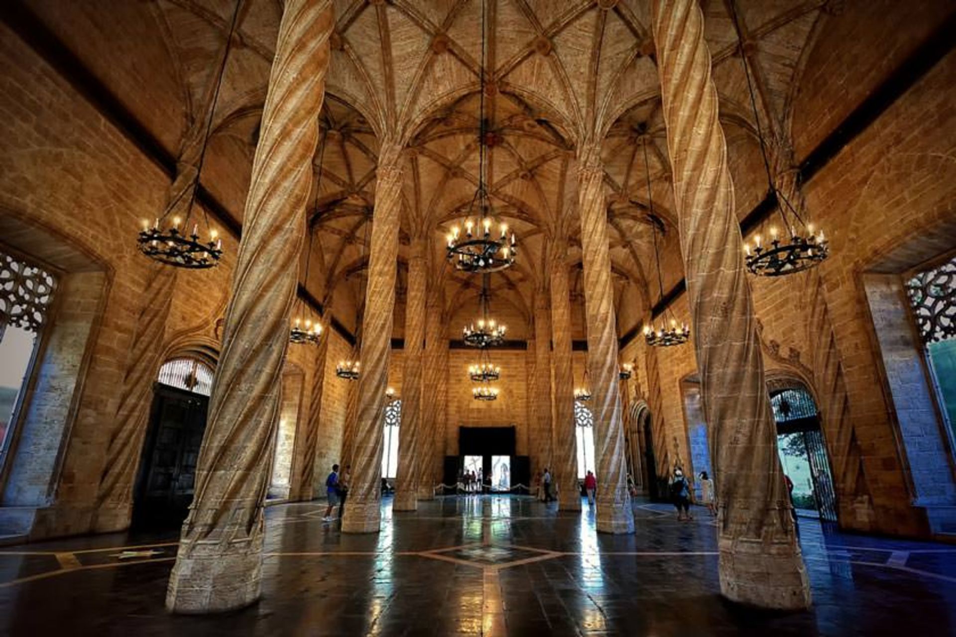 ساختمان لا لونخا د لا سدا (Llotja de la Seda)