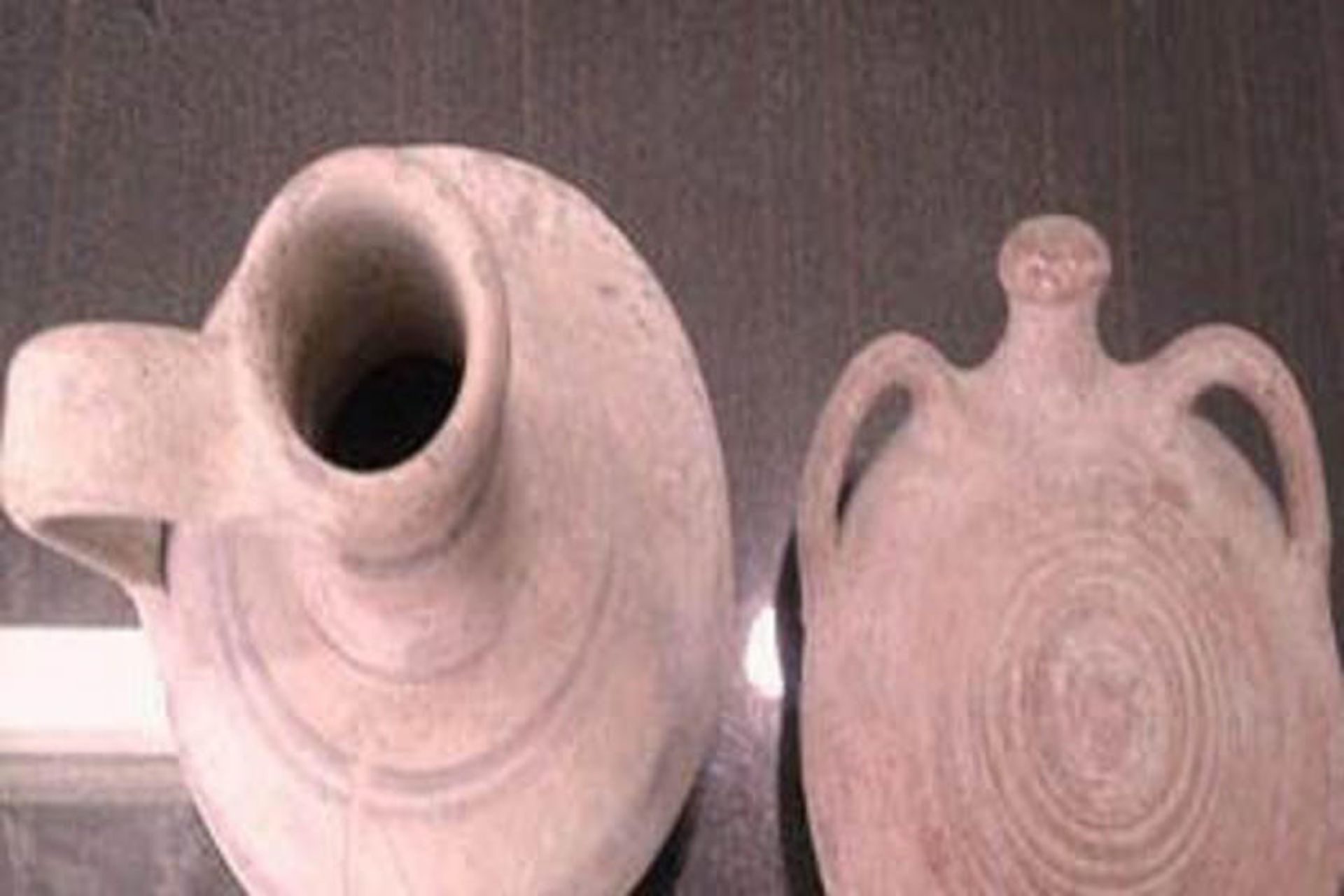 کشف کوزه های سفالی