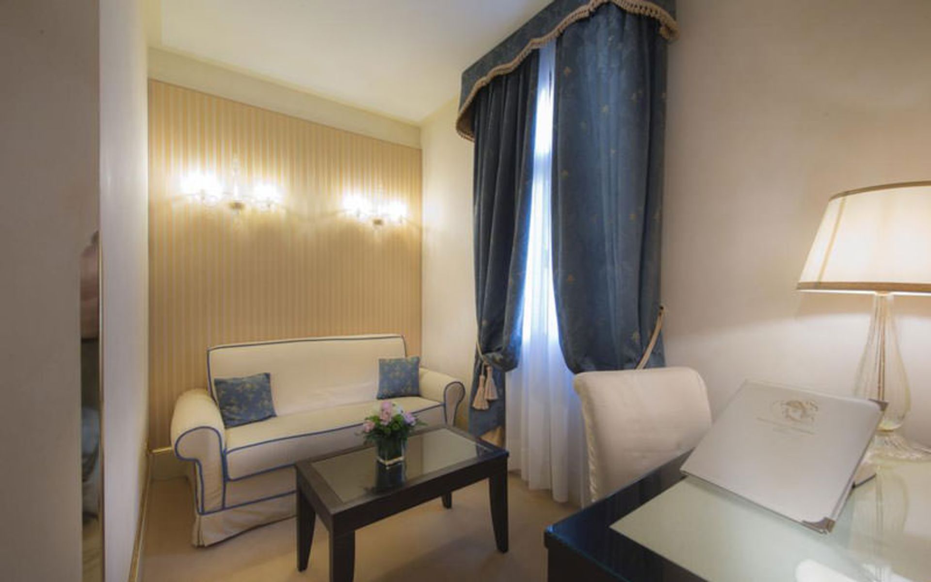 هتل آلا کُمِدیا (Hotel A La Commedia)