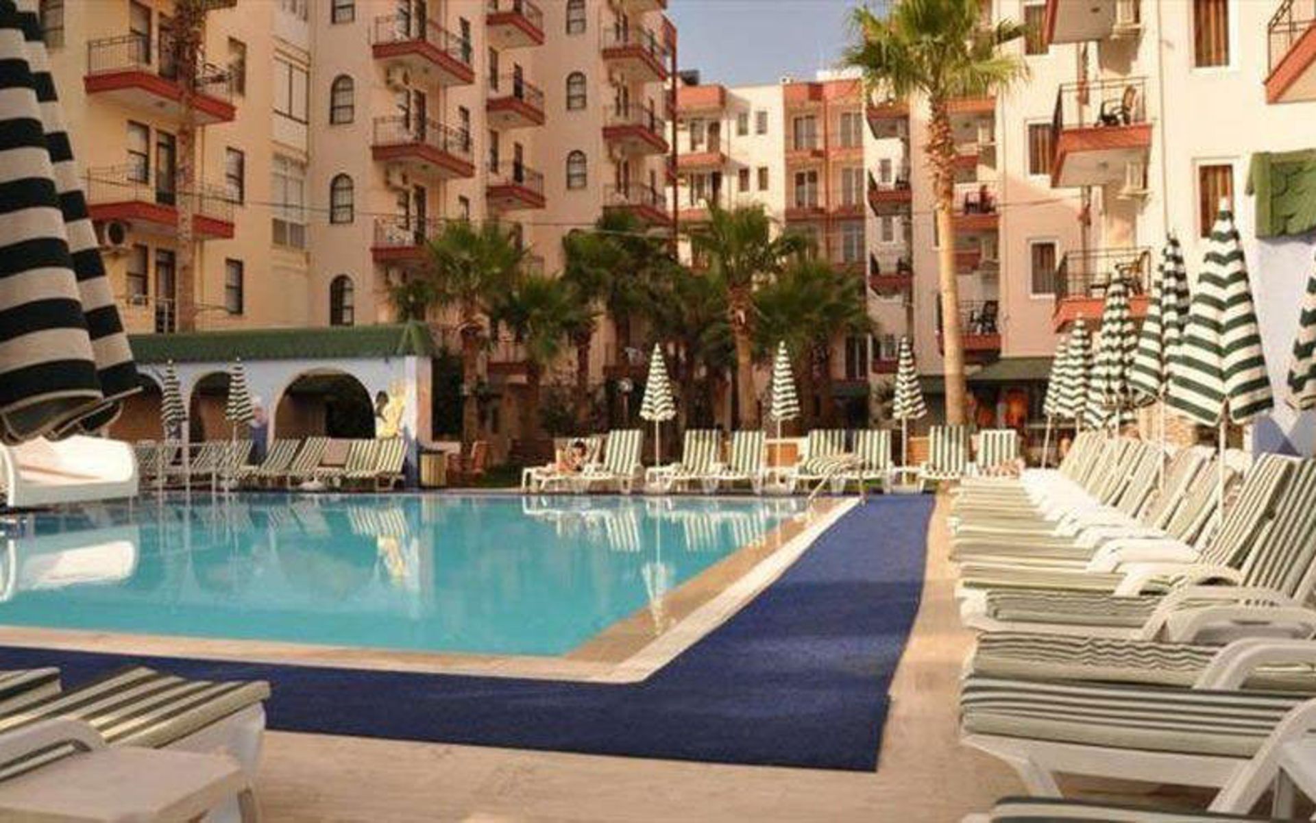 هتل آستور بیچ (Astor Beach Hotel)
