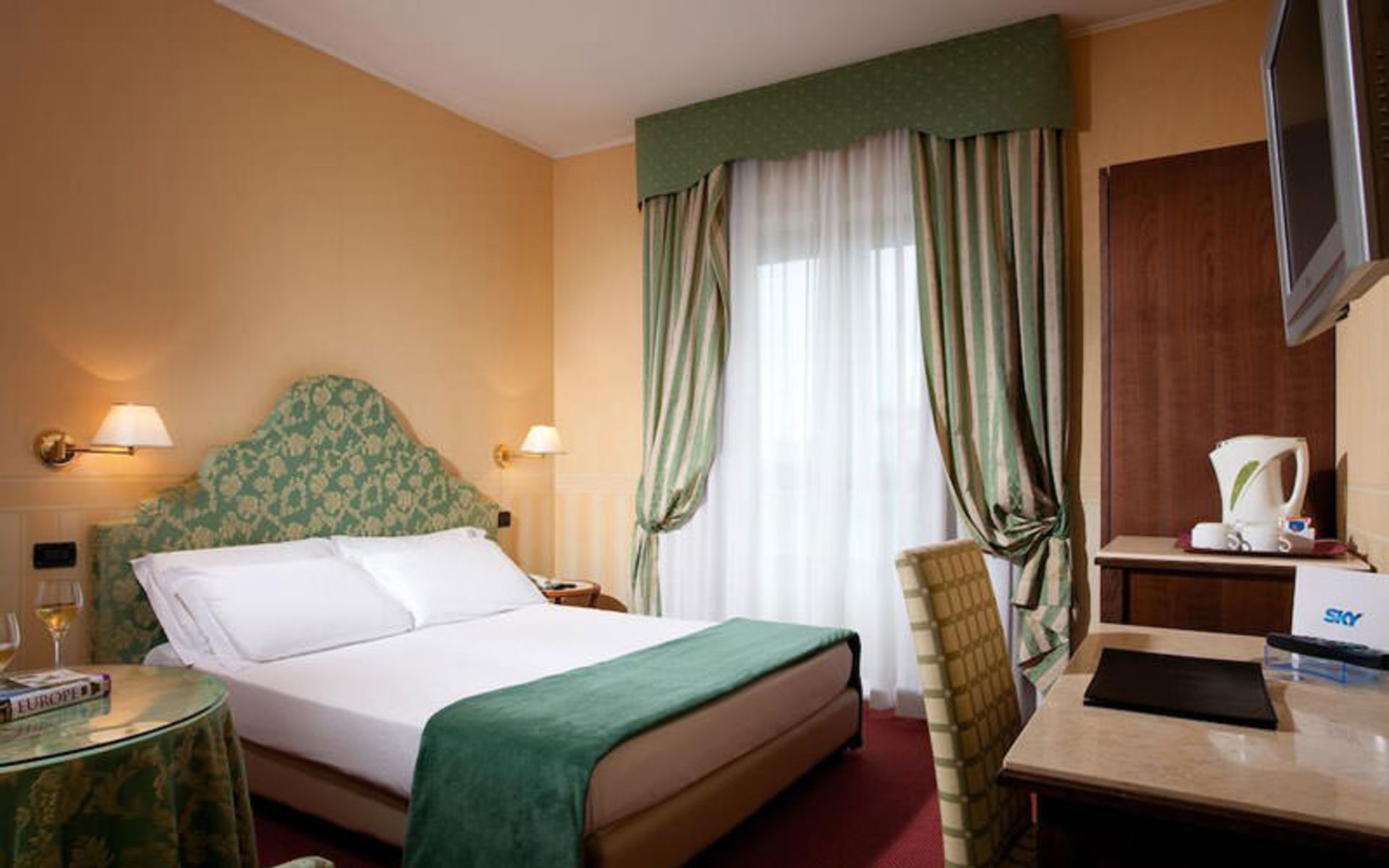 هتل تریتُن (Hotel Tritone)