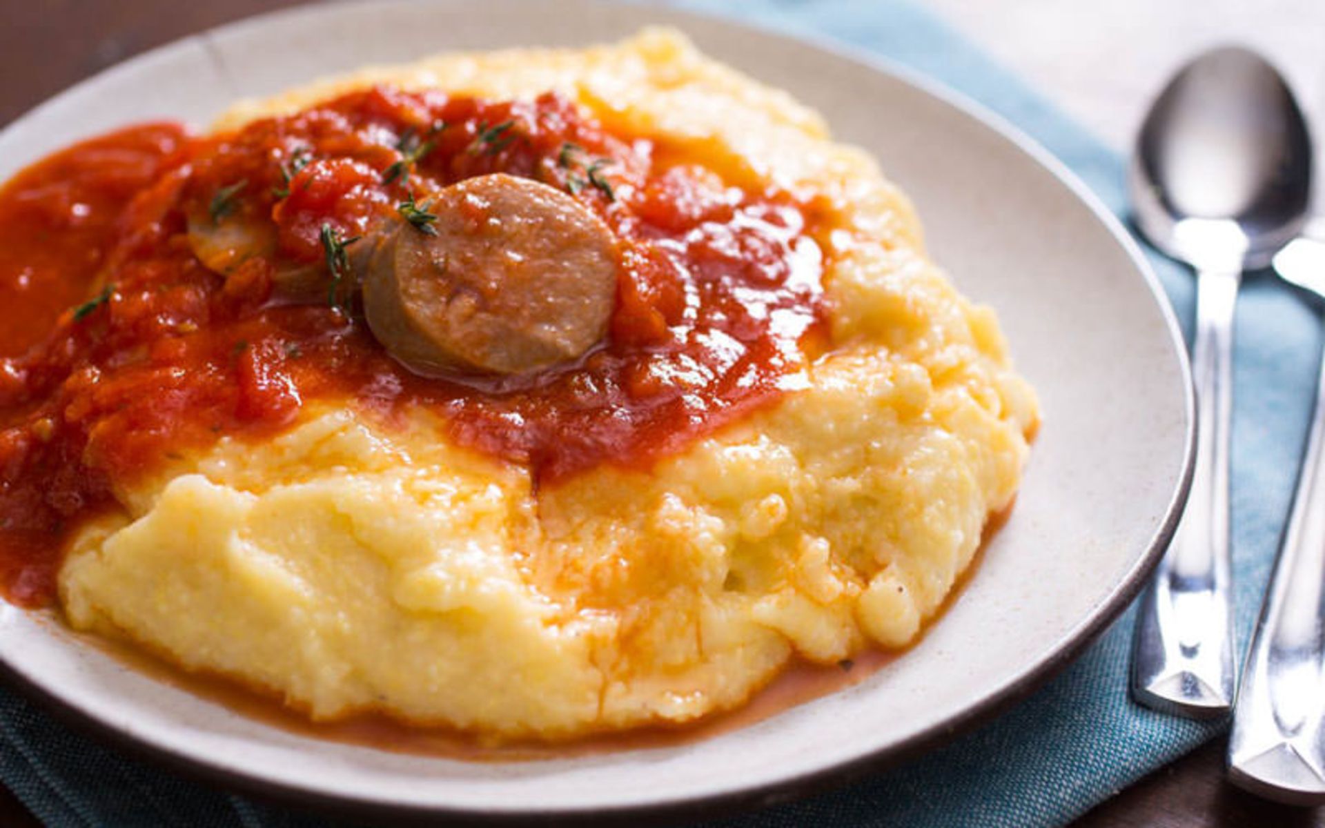 Polenta  و گوشت گاو پخته شده