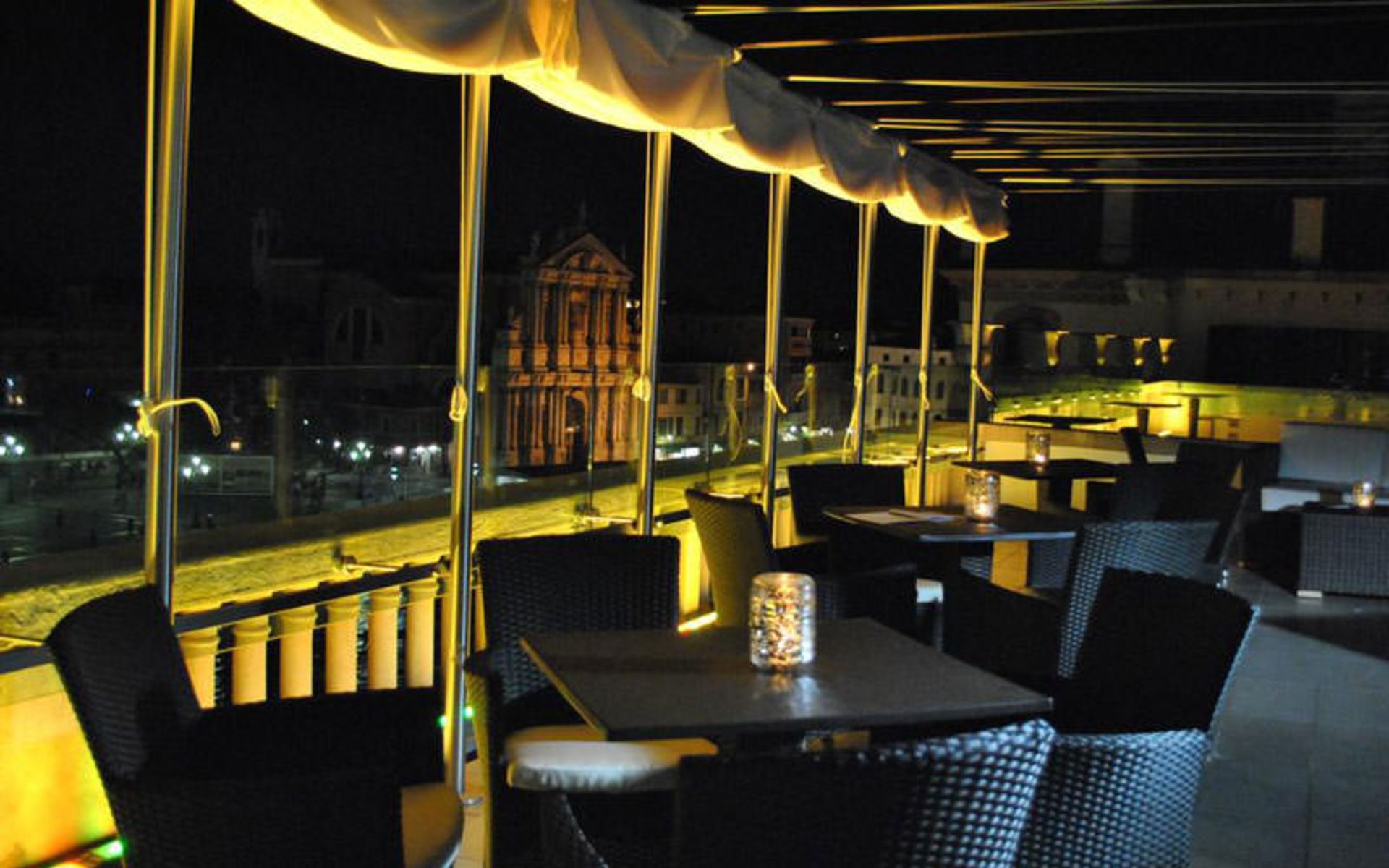 هتل کارلتون آن دِ گرند کانال (Hotel Carlton On The Grand Canal)