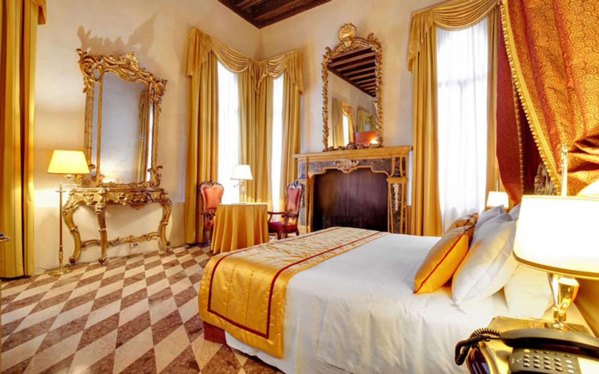 هتل دُنا پالاس (Hotel Donà Palace)