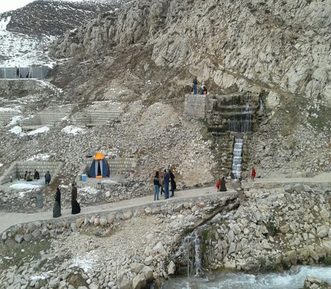 سکوهای تفریحگاه ابشار شیخ علیخان