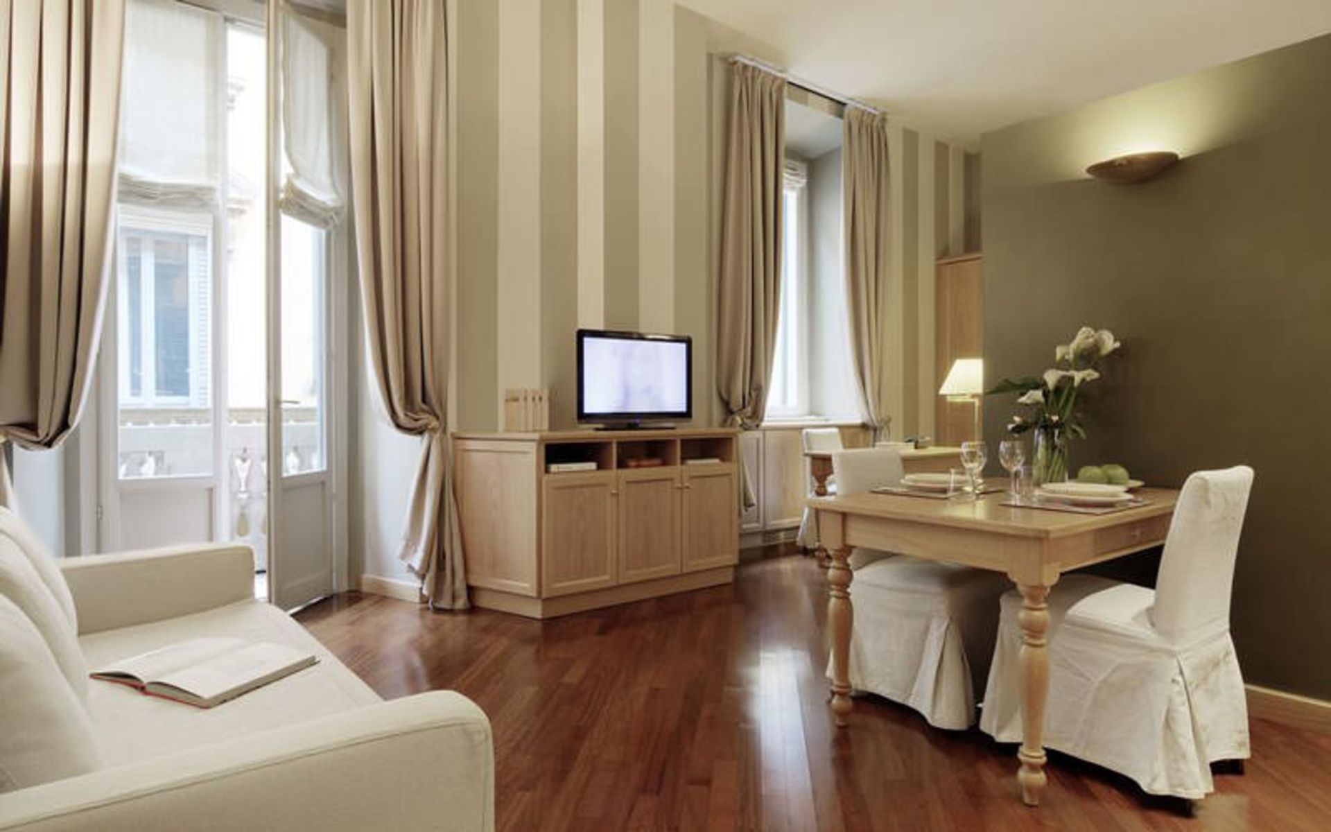 هتل کامپریو هوس سوییتز اند اپارتمانت (Camperio House Suites & Apartments)