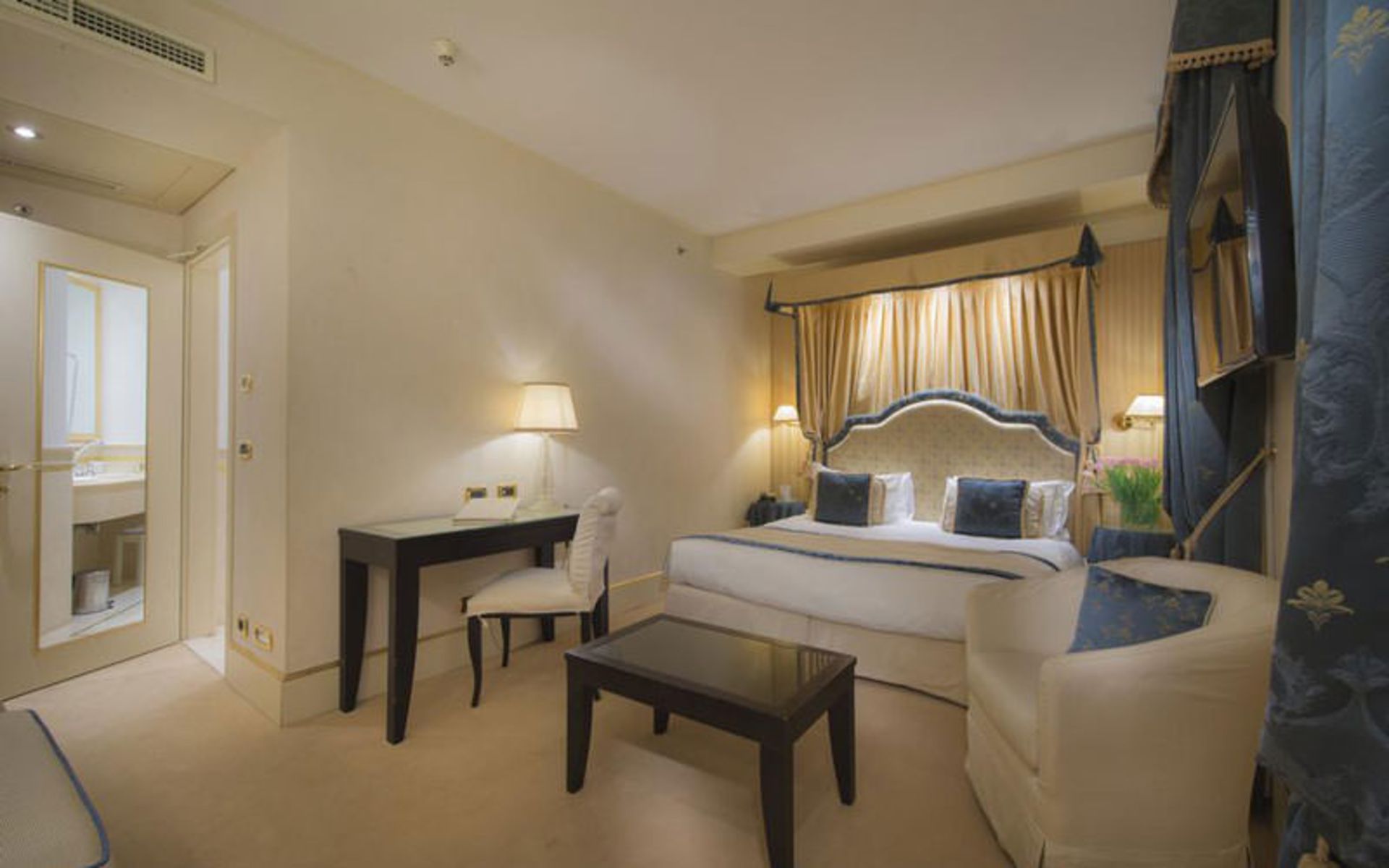هتل آلا کُمِدیا (Hotel A La Commedia)